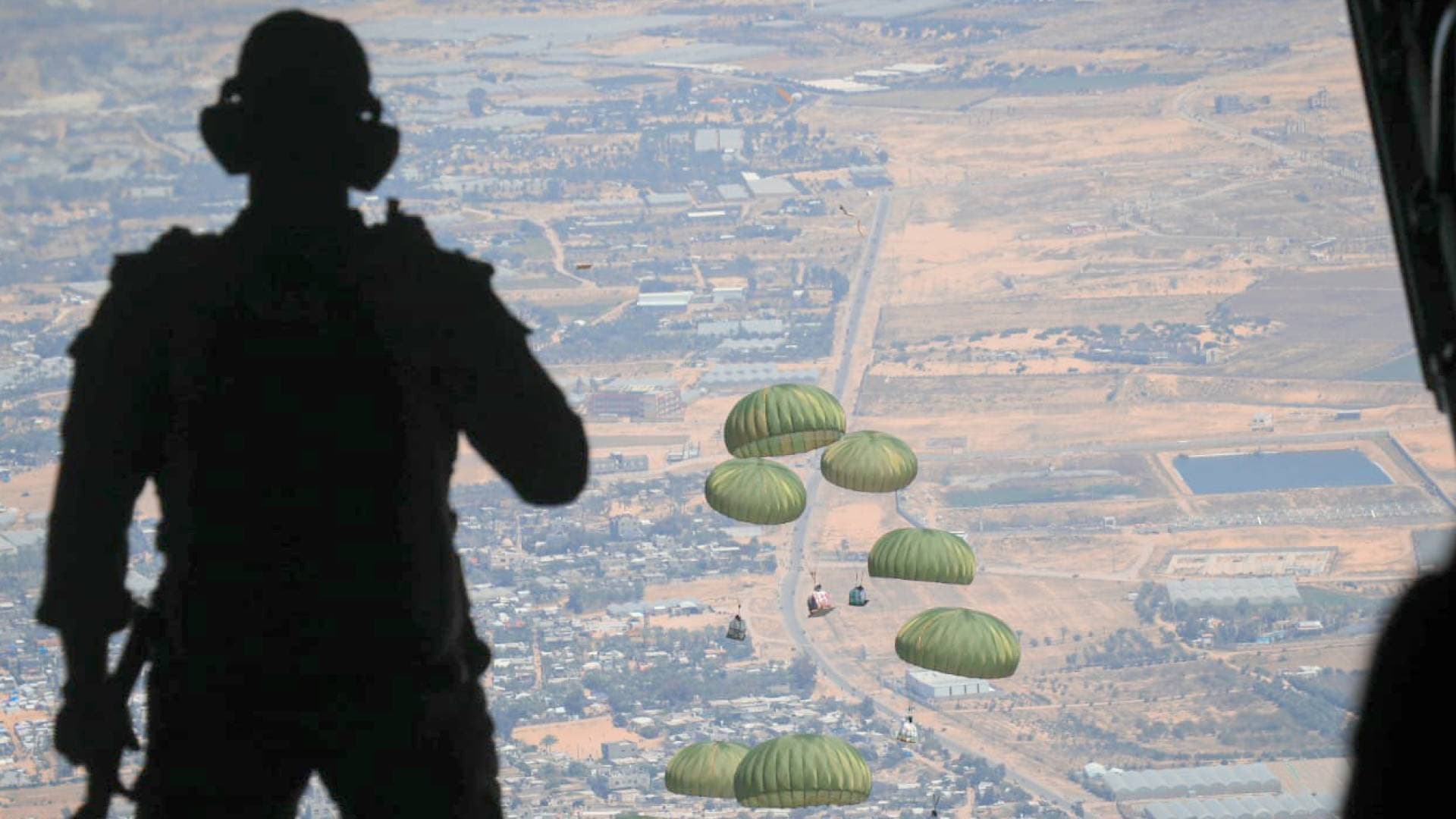 الجيش: الإنزالات الجوية الأردنية على غزة تعد ثالث أكبر عمليات إنزال في التاريخ العسكري - فيديو