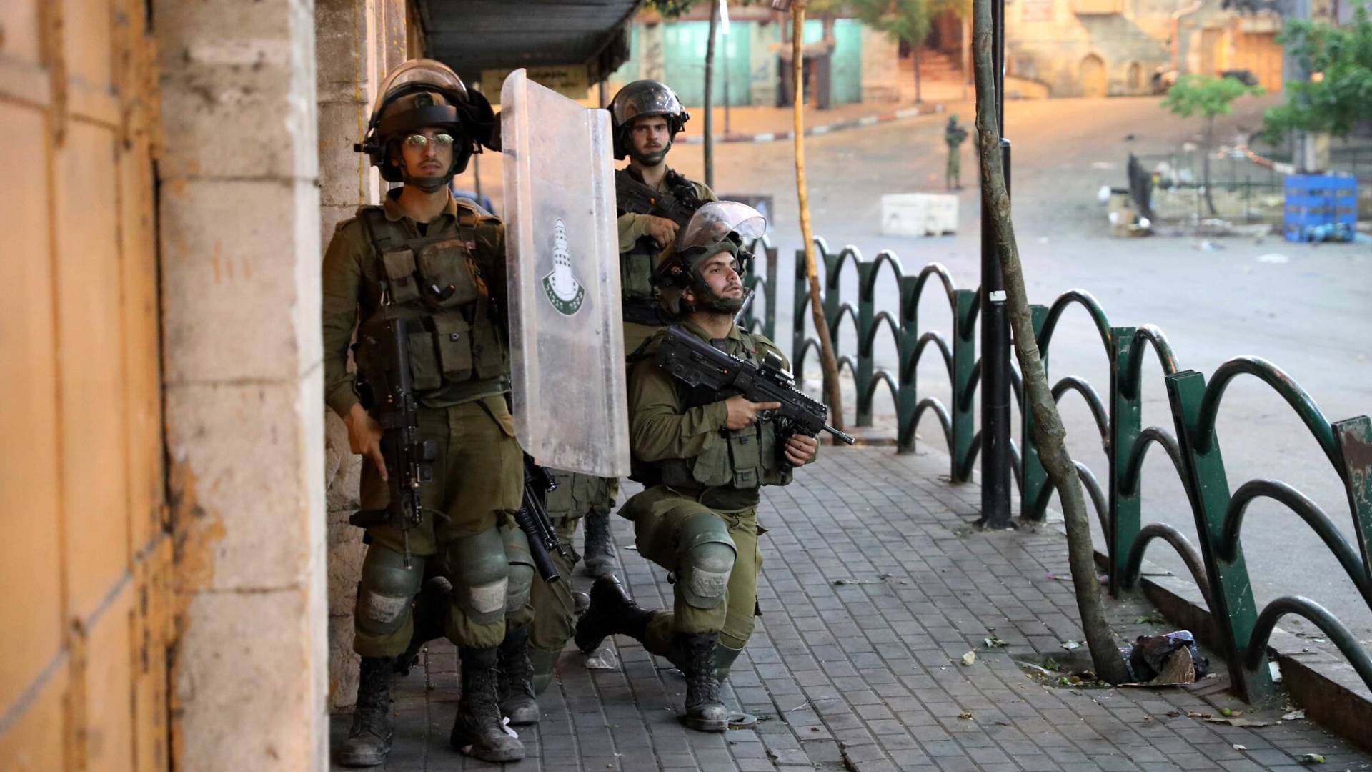 الاحتلال يفرض حظر تجول على مناطق في جنين ويمنع خروج الفلسطينيين من منازلهم