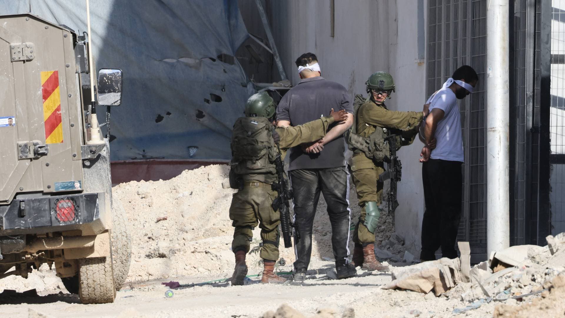 تعذيب وتنكيل.. قوات الاحتلال تحقق ميدانيا مع عشرات الفلسطينيين في الضفة الغربية - صور