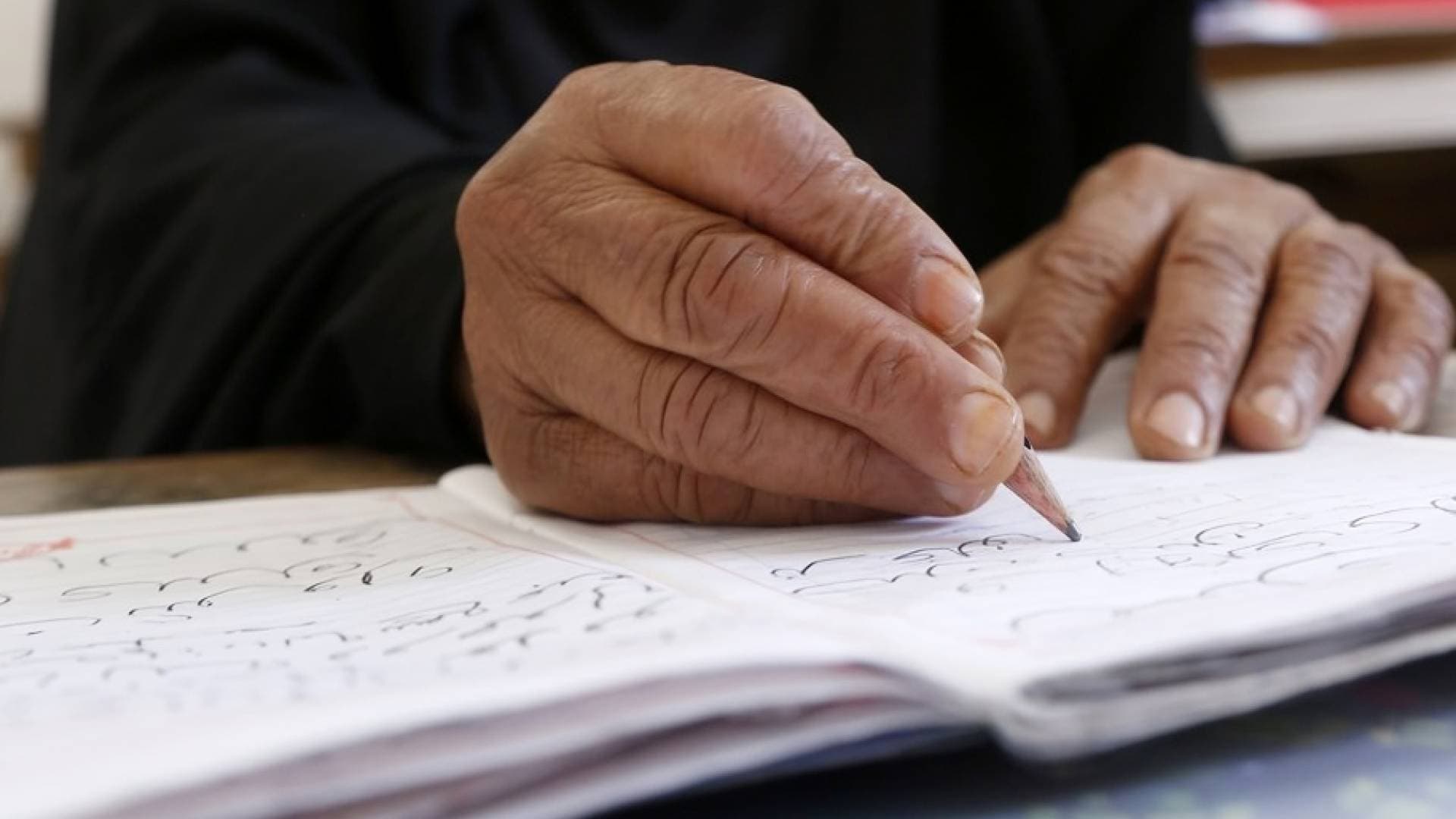 وقف زحف الأمية.. انخفاض معدل الأمية في الأردن العام الماضي - فيديو