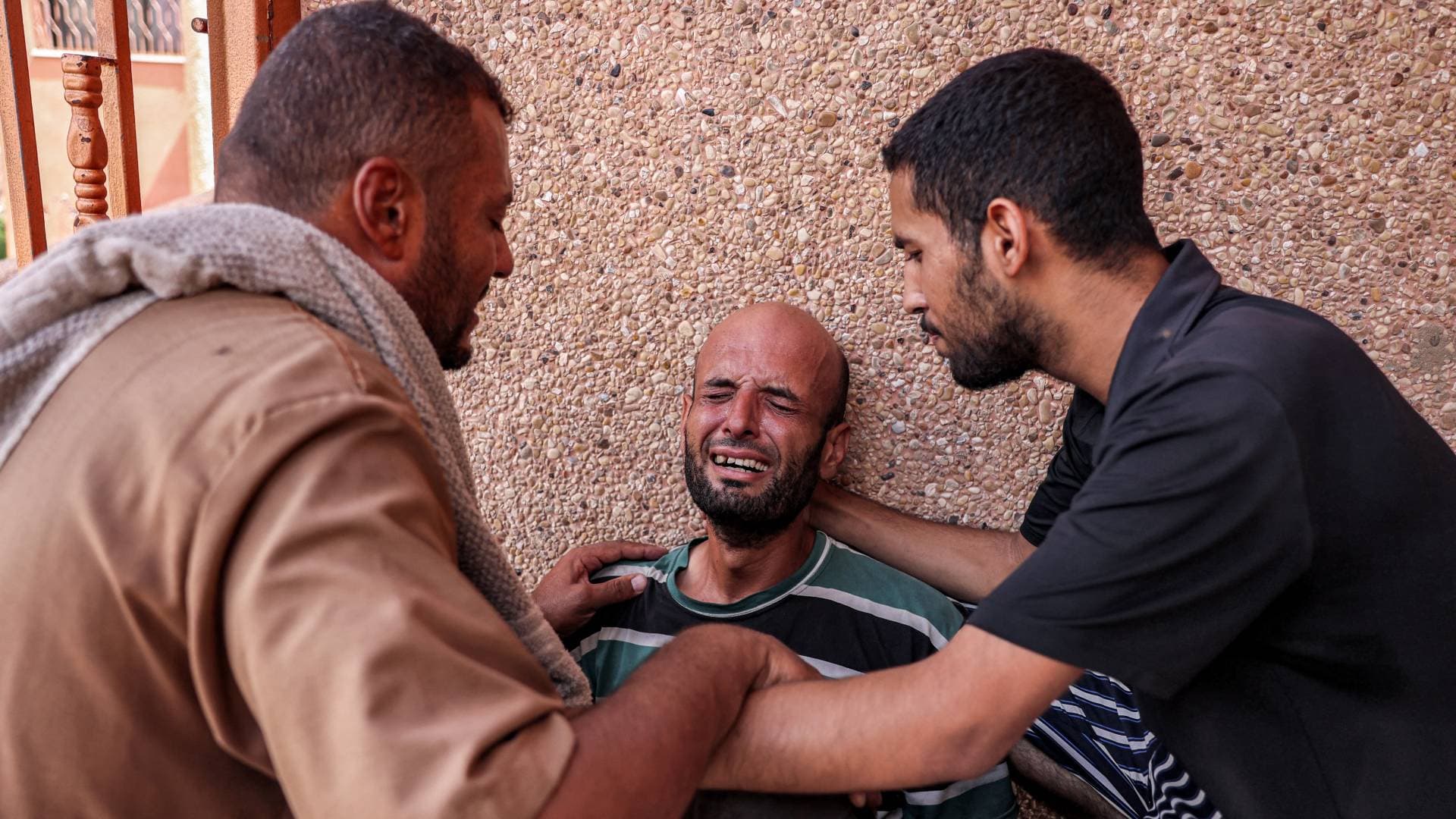 قوات الاحتلال تواصل بطشها في غزة لليوم الـ348.. ومباحثات حثيثة لوقف إطلاق النار