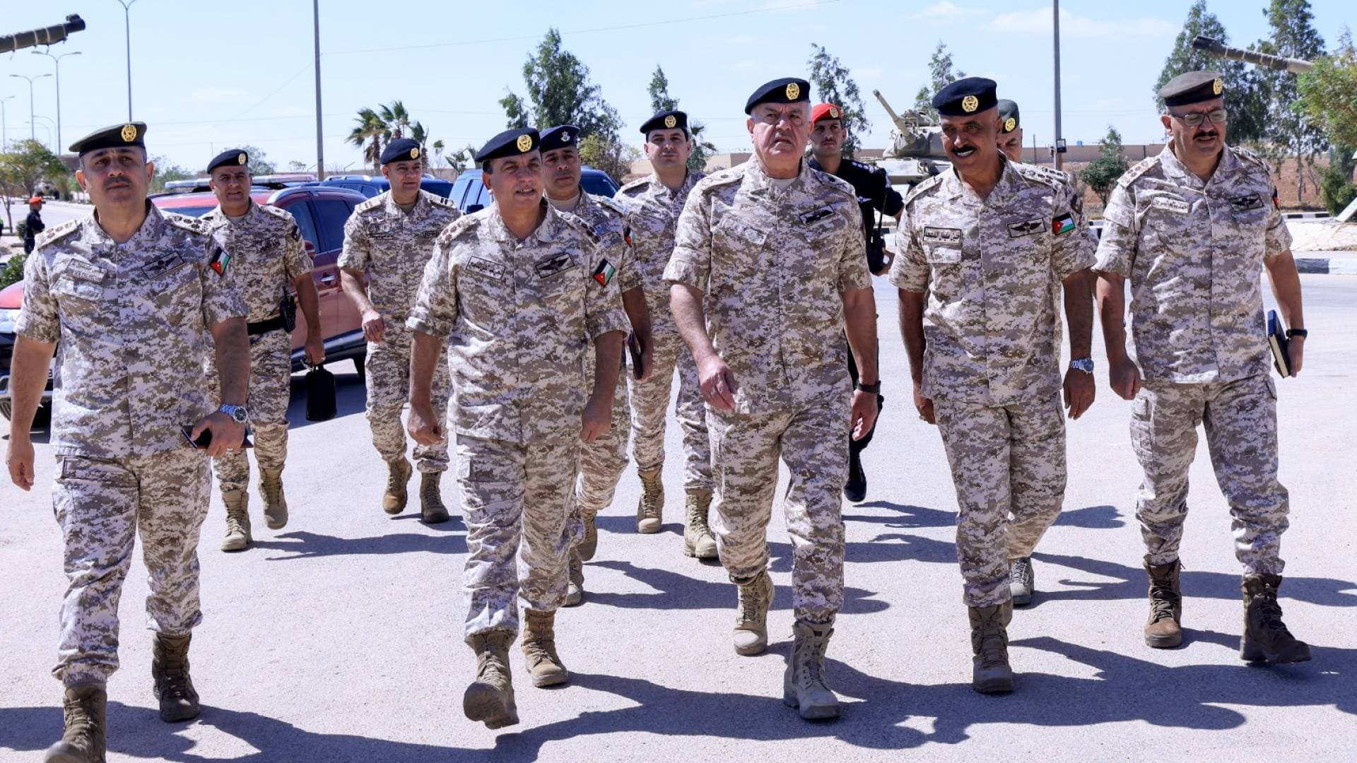 اللواء الحنيطي يؤكد ضرورة تعزيز القدرات الدفاعية للجيش العربي - صور