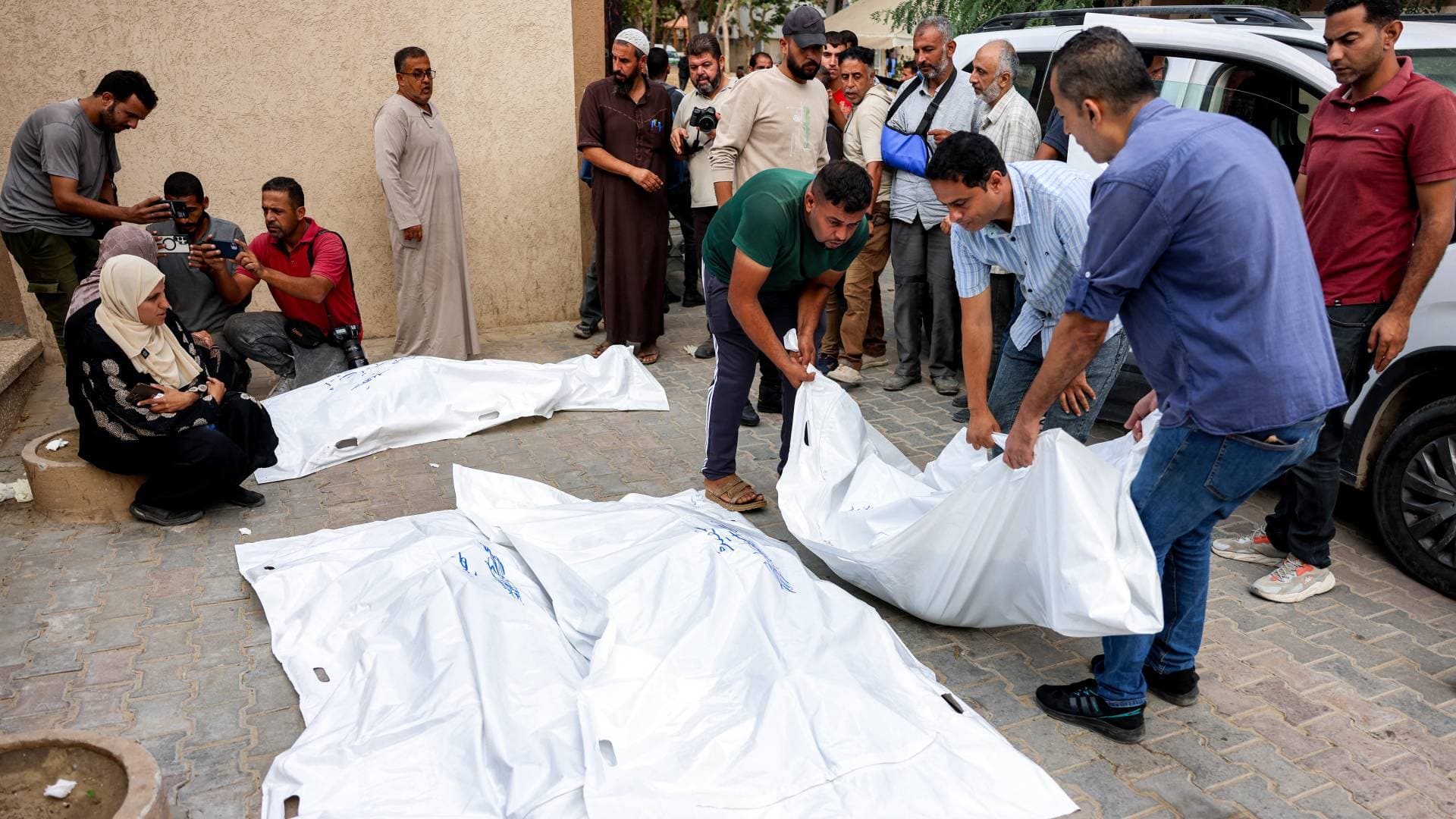 مصادر فلسطينية: طيران الاحتلال يشن قصفا عنيفا على مخيم جباليا شمالي القطاع