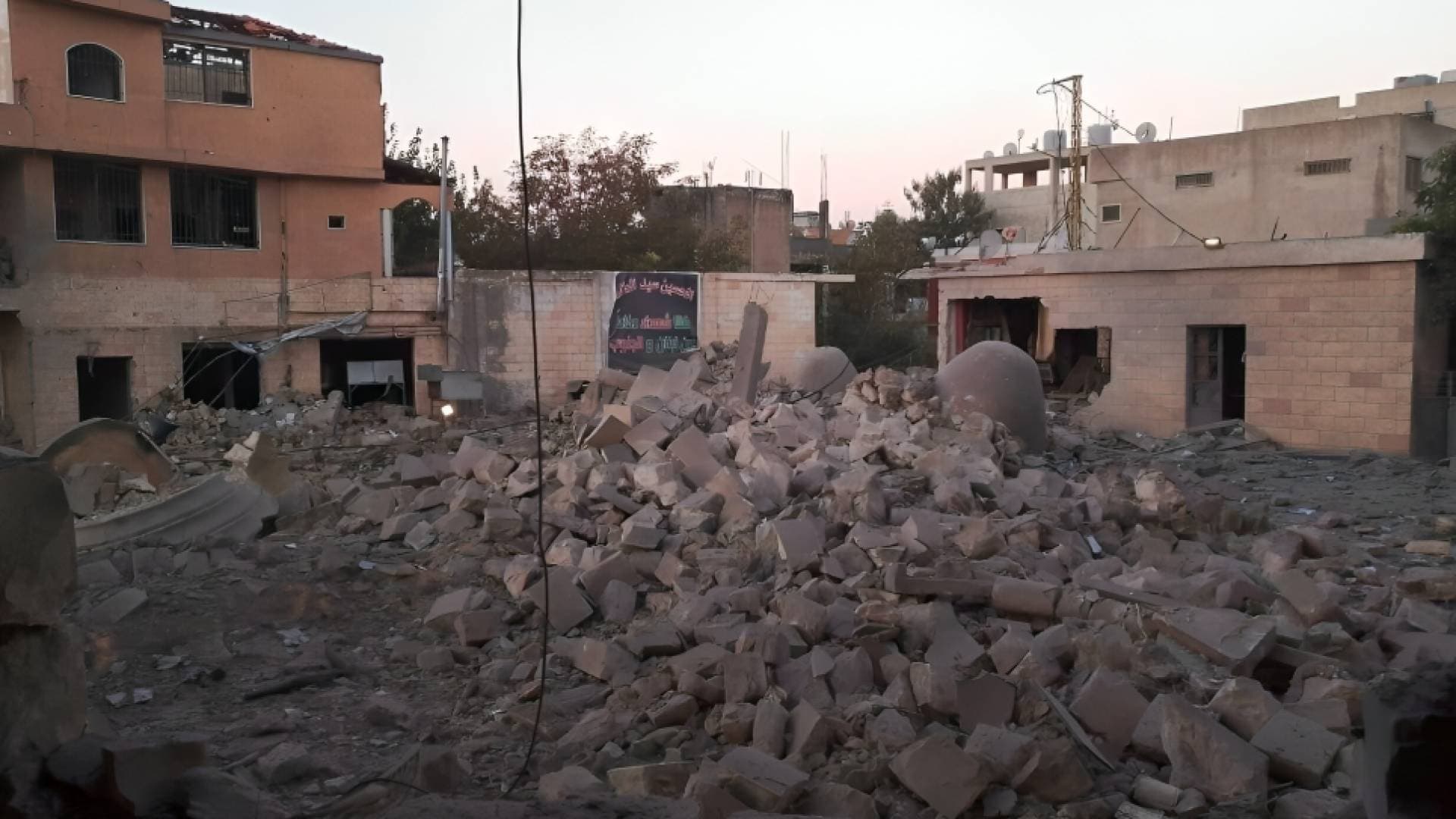 إعلام لبناني: دمار مسجد بغارة للاحتلال في جنوب البلاد - صور