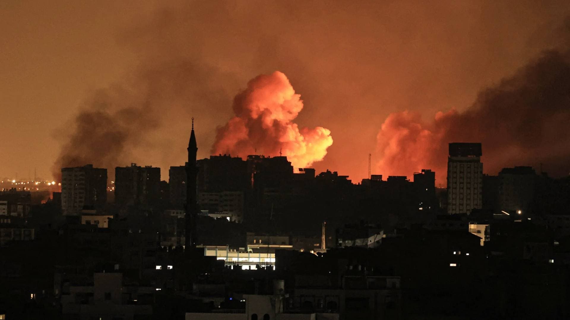 مصادر فلسطينية: اشتعال النيران في مبنى مأهول بالسكان غرب مخيم جباليا