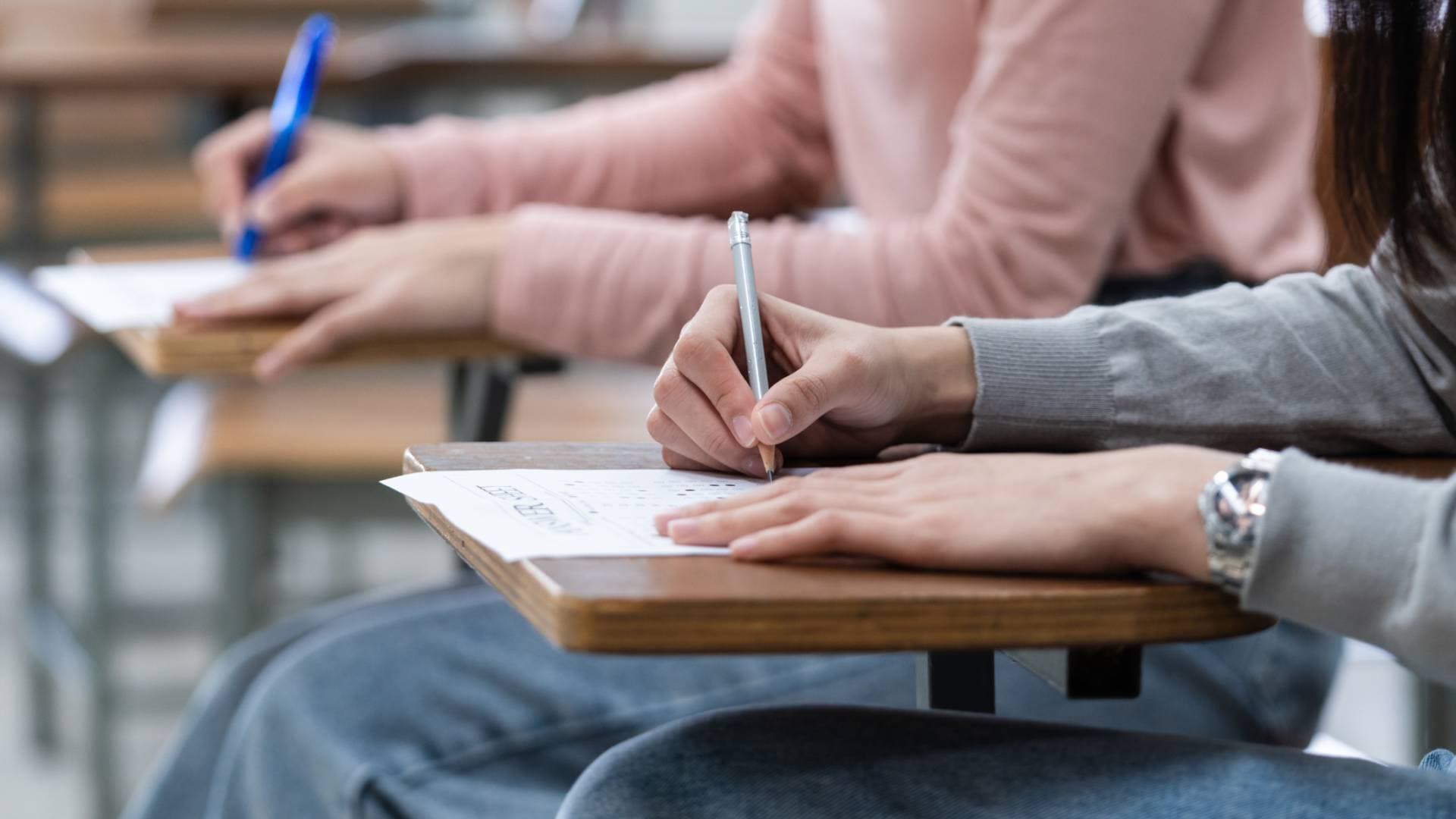 بالفيديو.. استنفار حكومي ضد شهادات الثانوية المزورة وتحقيقات القضاء مستمرة