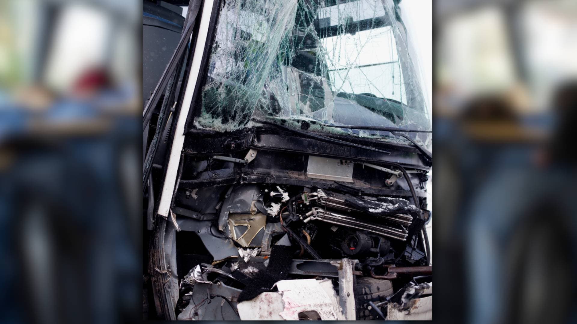 صور - الأمن العام: 14 إصابة بحادث تدهور باص "كوستر" باتجاه الرمثا
