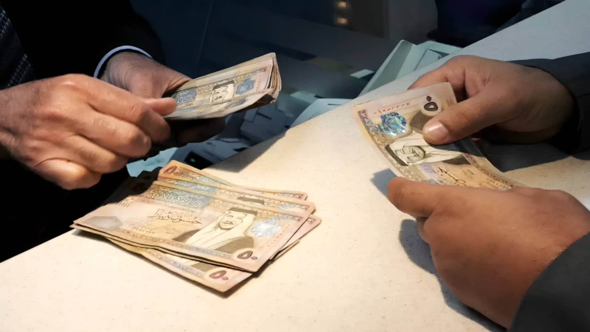خبير تأمينات يوضح شمول صاحب راتب التقاعد المدني أو العسكري بالضمان الاجتماعي - فيديو