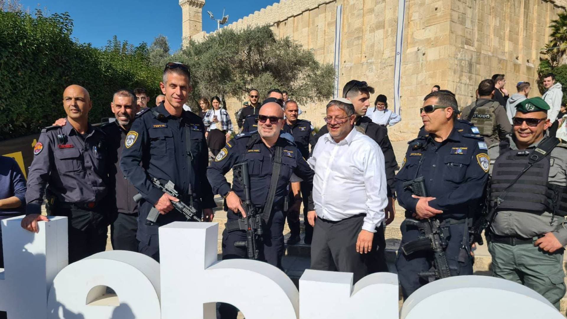 بن غفير وآلاف المستوطنين يقتحمون الحرم الإبراهيمي بالخليل