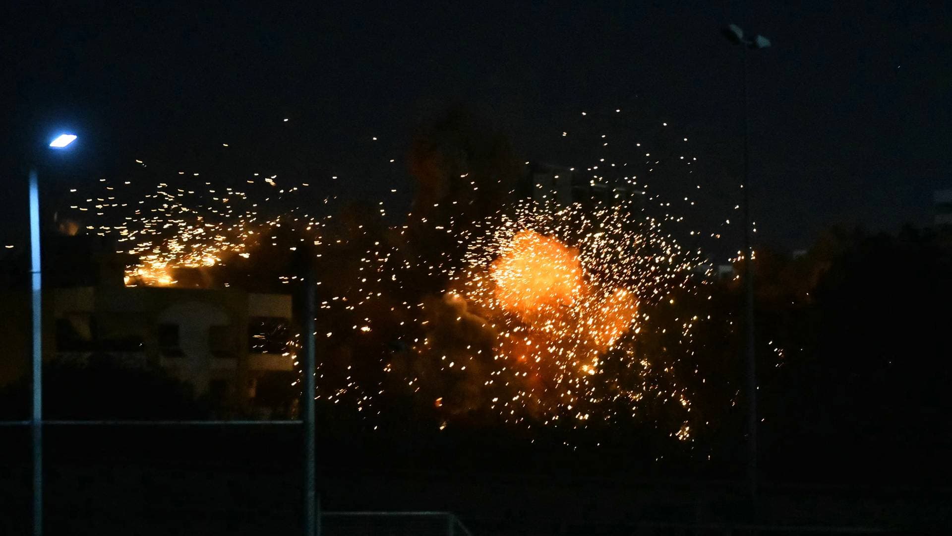 مصادر لبنانية: غارات عنيفة على الضاحية الجنوبية لبيروت والاحتلال يتوعد باستهداف مواقع جديدة