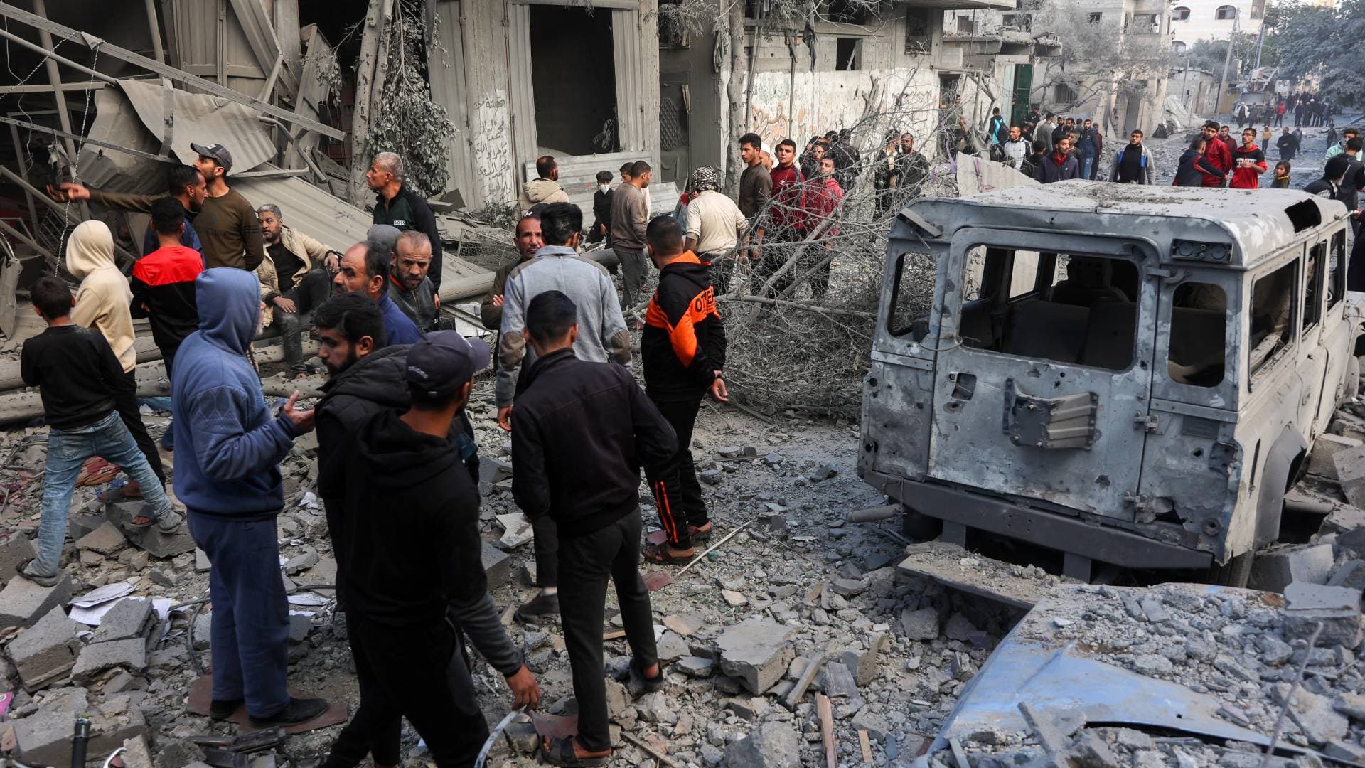 مراسل "رؤيا": شهداء جراء قصف الاحتلال مركبة في خربة العدس برفح جنوب القطاع