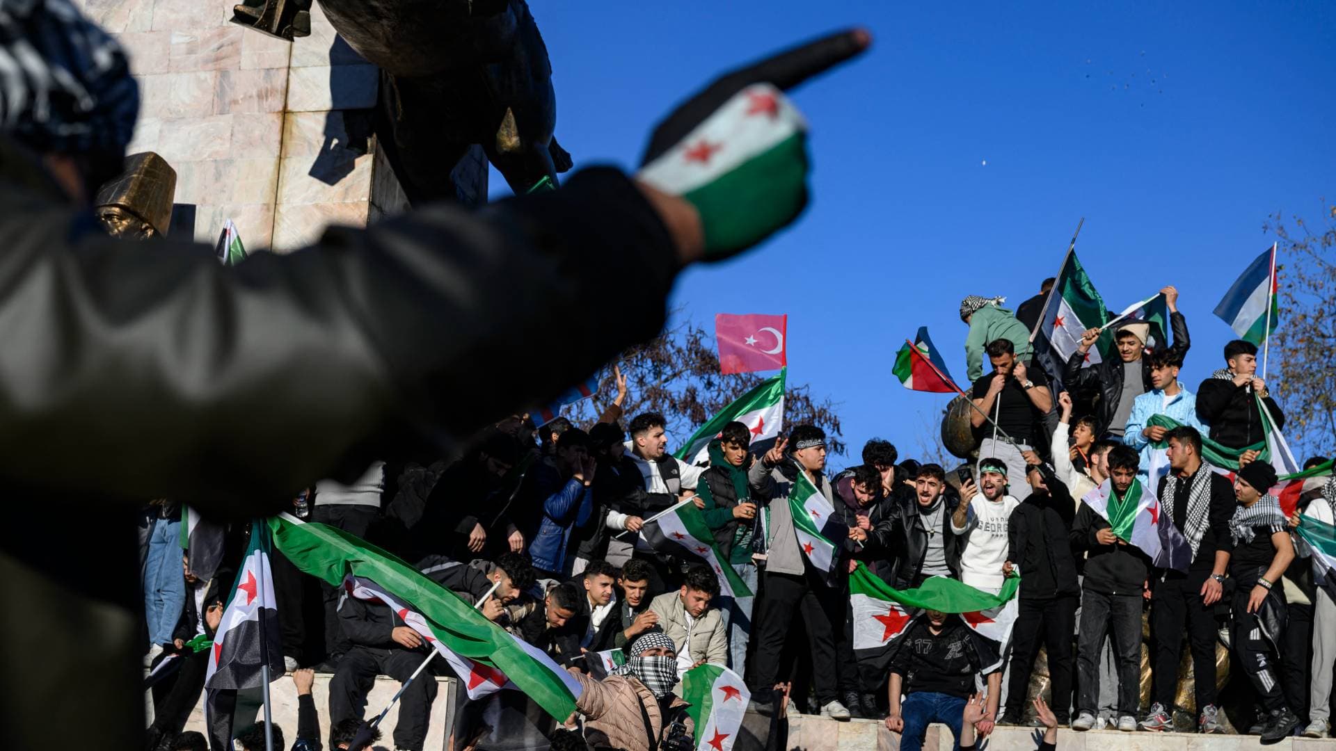 فايننشال تايمز: واشنطن تربط إزالة تصنيف هيئة تحرير الشام كمنظمة إرهابية بشروط صارمة