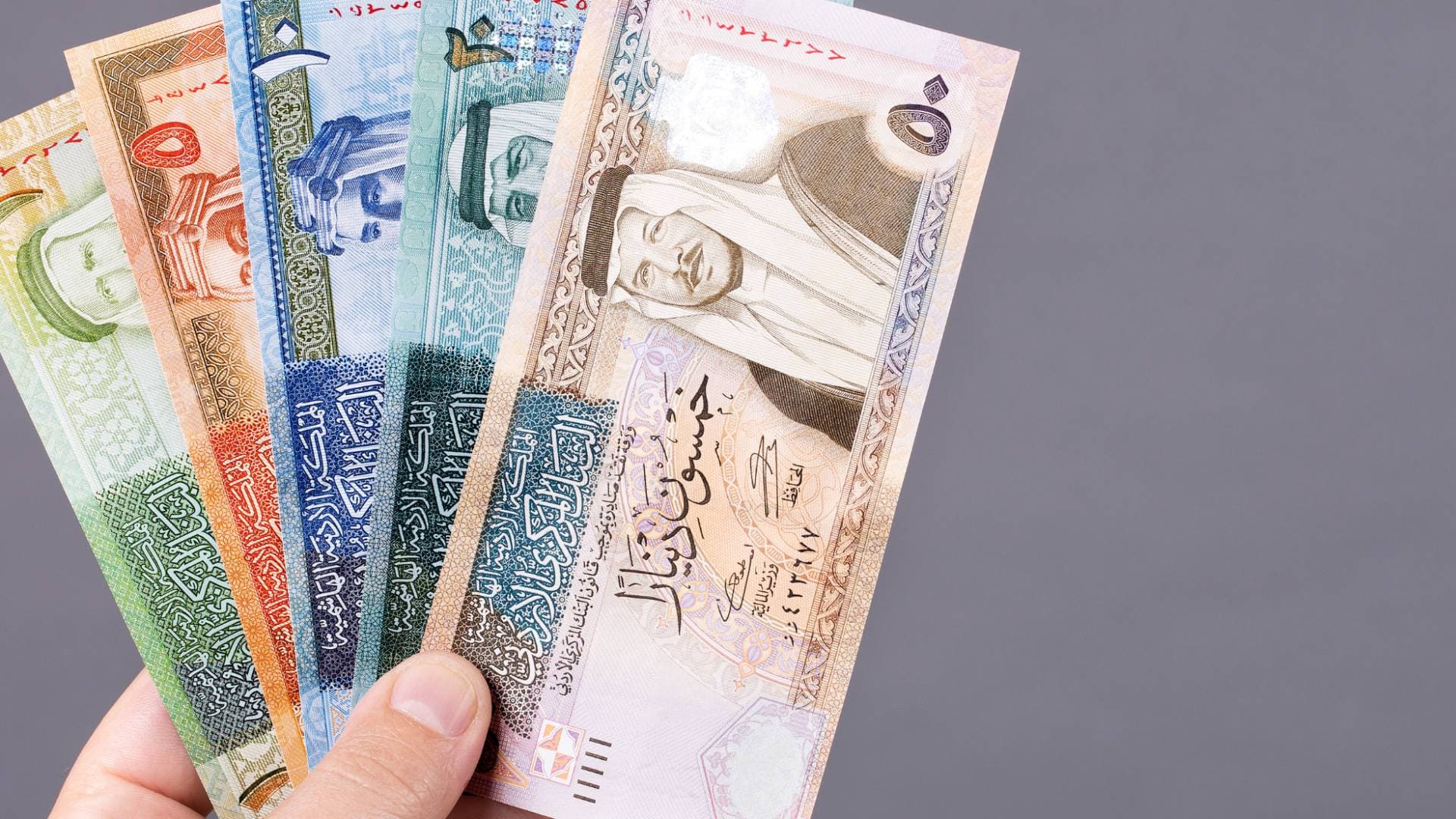 “اللجنة الثلاثية" ترفع الحد الأدنى للأجور في الأردن إلى 290 دينارا اعتبارا من بداية عام 2025