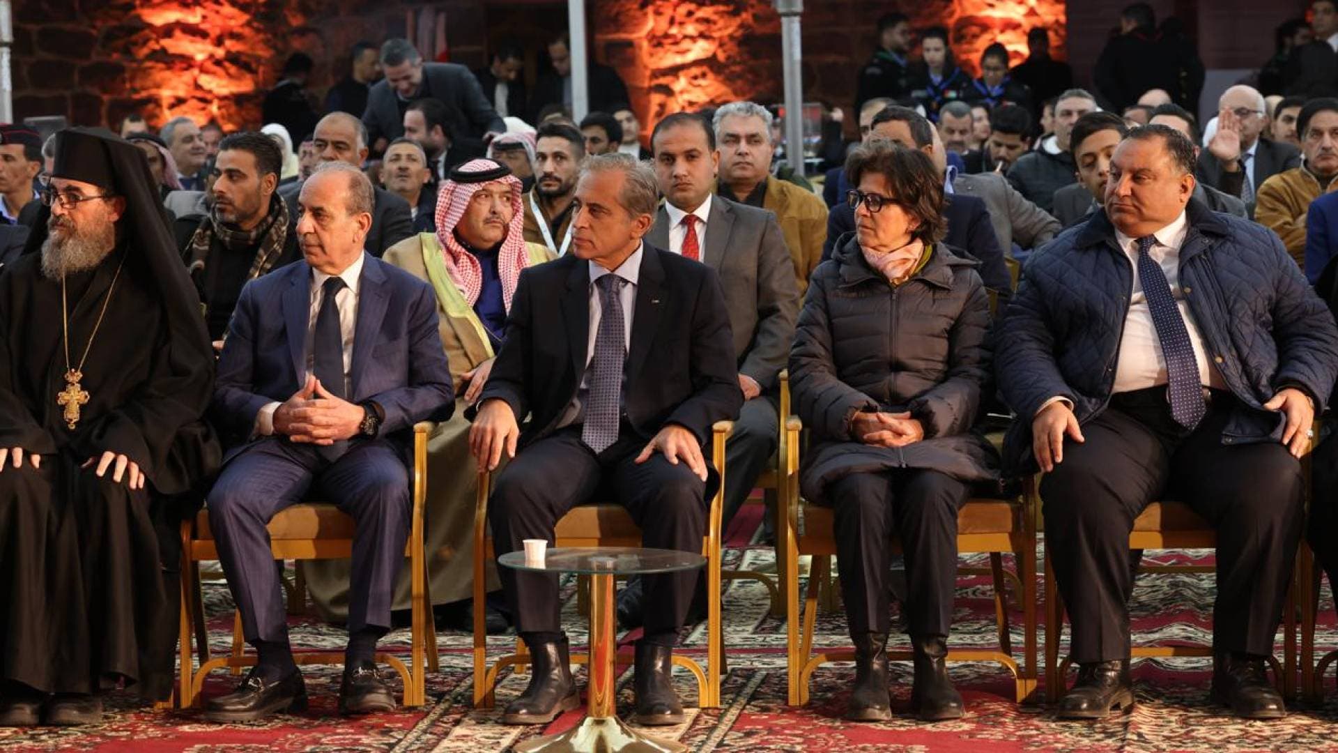 رئيس الوزراء يضيء شجرة عيد الميلاد في موقع أم الجمال الأثري - فيديو