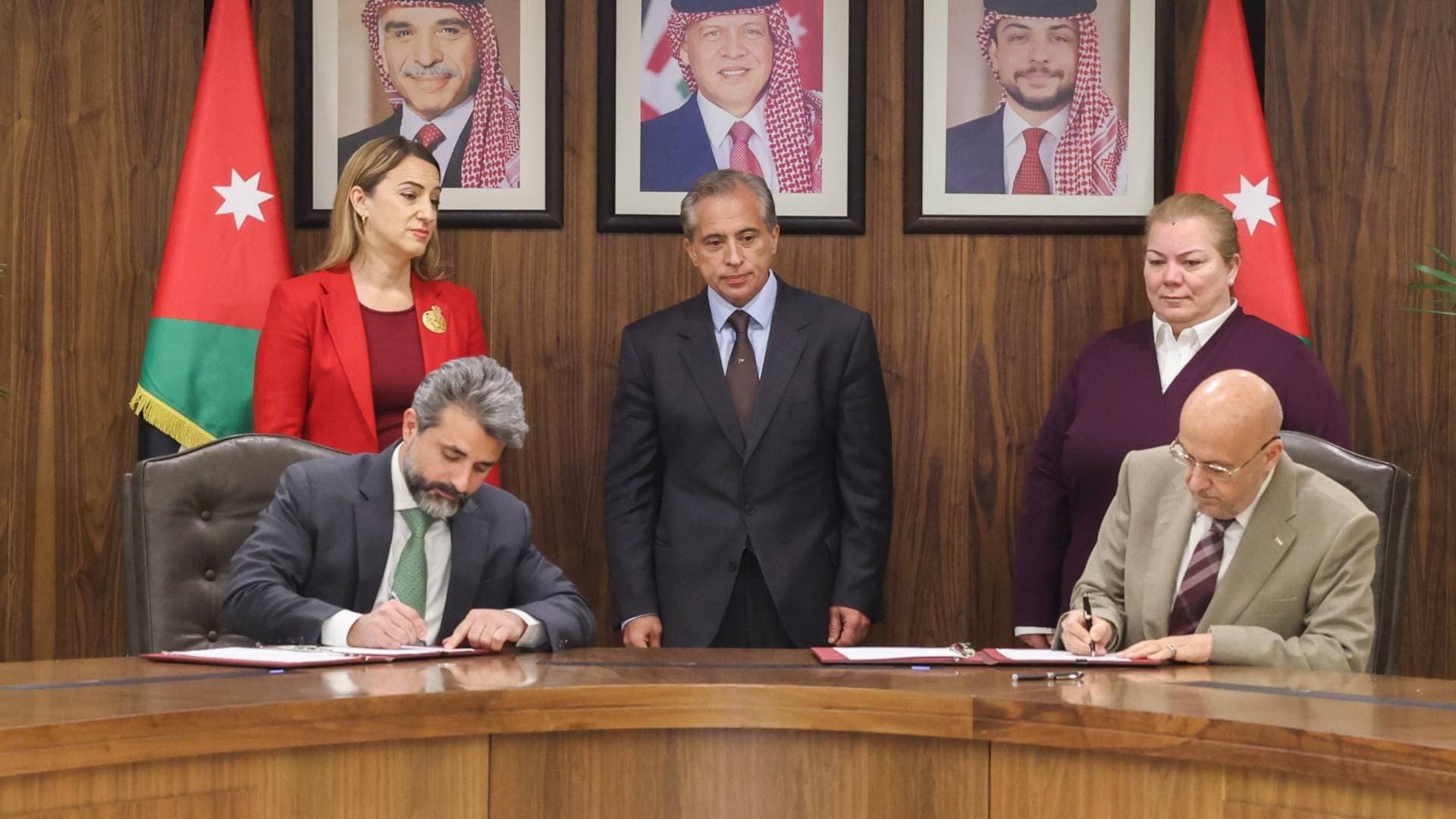 الحكومة توقع عقد مشروع تحلية ونقل المياه "الناقل الوطني" أولى الخطوات العملية لتنفيذ المشروع.. فيديو