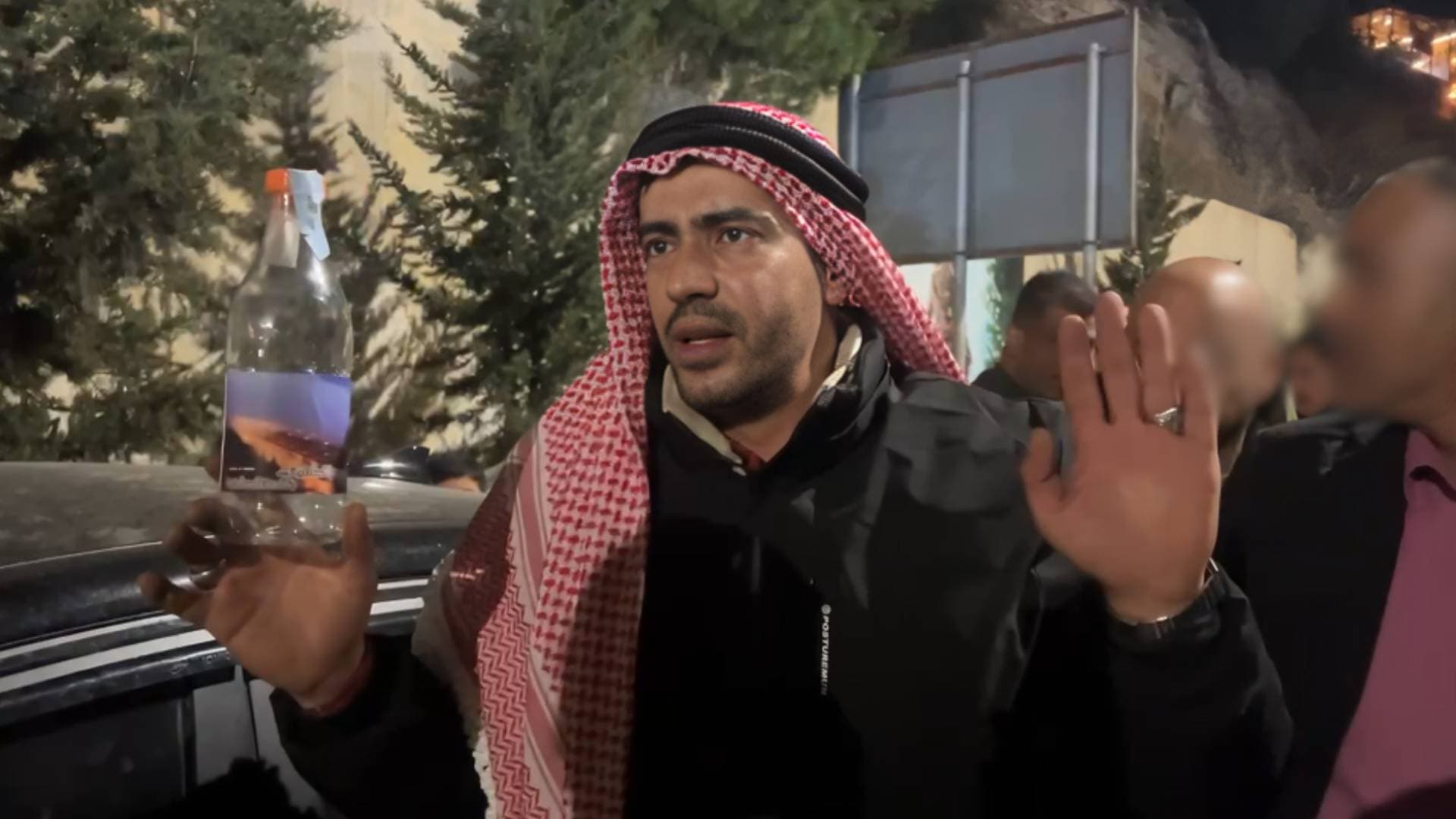 شخص يبيع الهواء في السلط يثير الجدل ويتسبب بأزمة سير.. فيديو