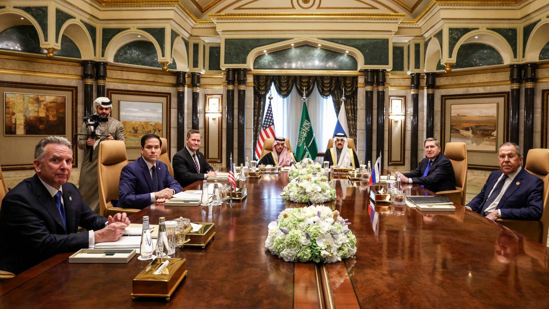 السعودية تنجح في عقد أول اجتماع منذ سنوات بين وزيري خارجية روسيا وأمريكا