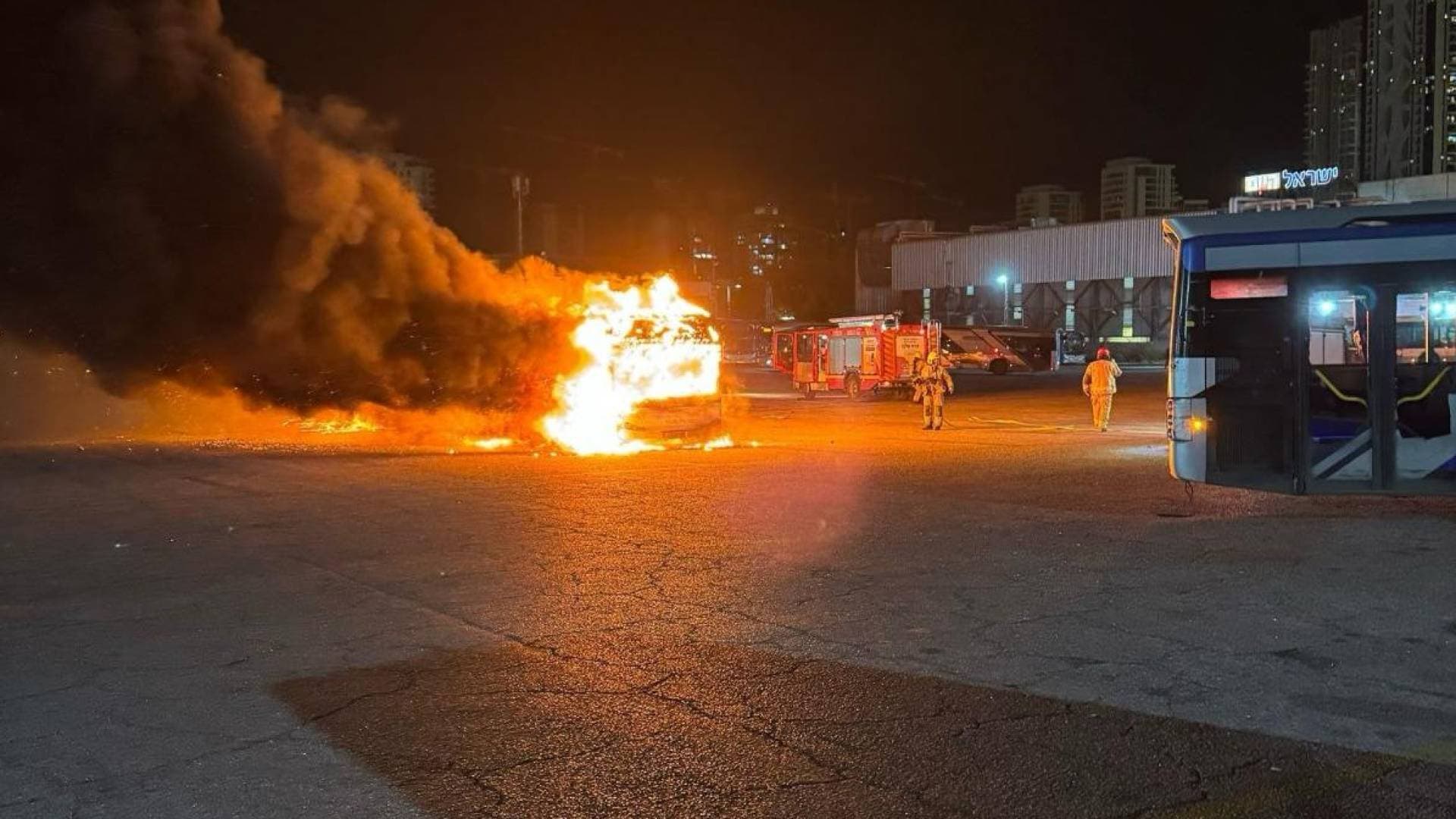وقوع 3 انفجارات بحافلات ركاب في تل أبيب وأمن الاحتلال يحقق - فيديو