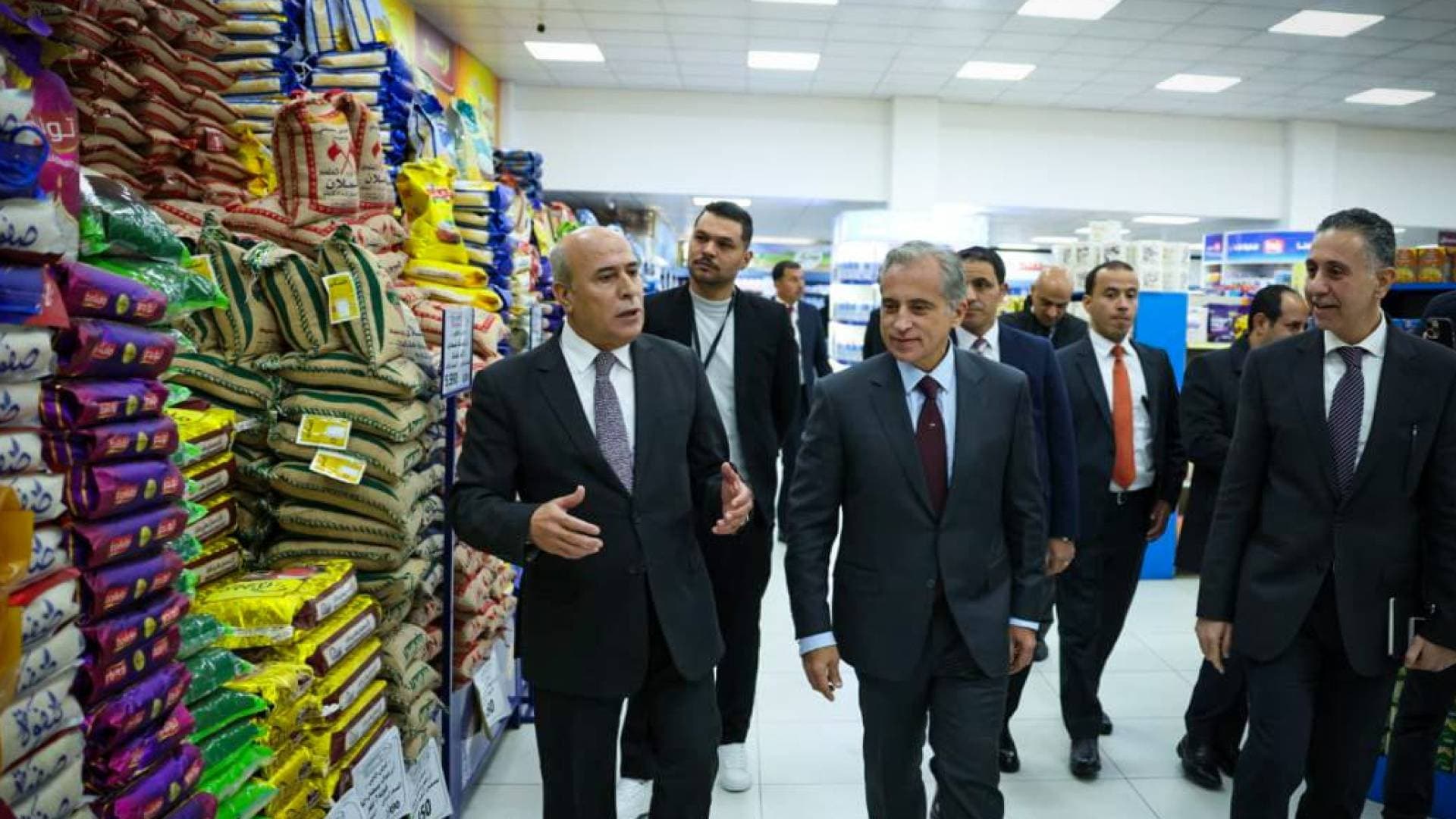 رئيس الوزراء يتفقد أسواق المؤسستين الاستهلاكيتين المدنية والعسكرية- فيديو