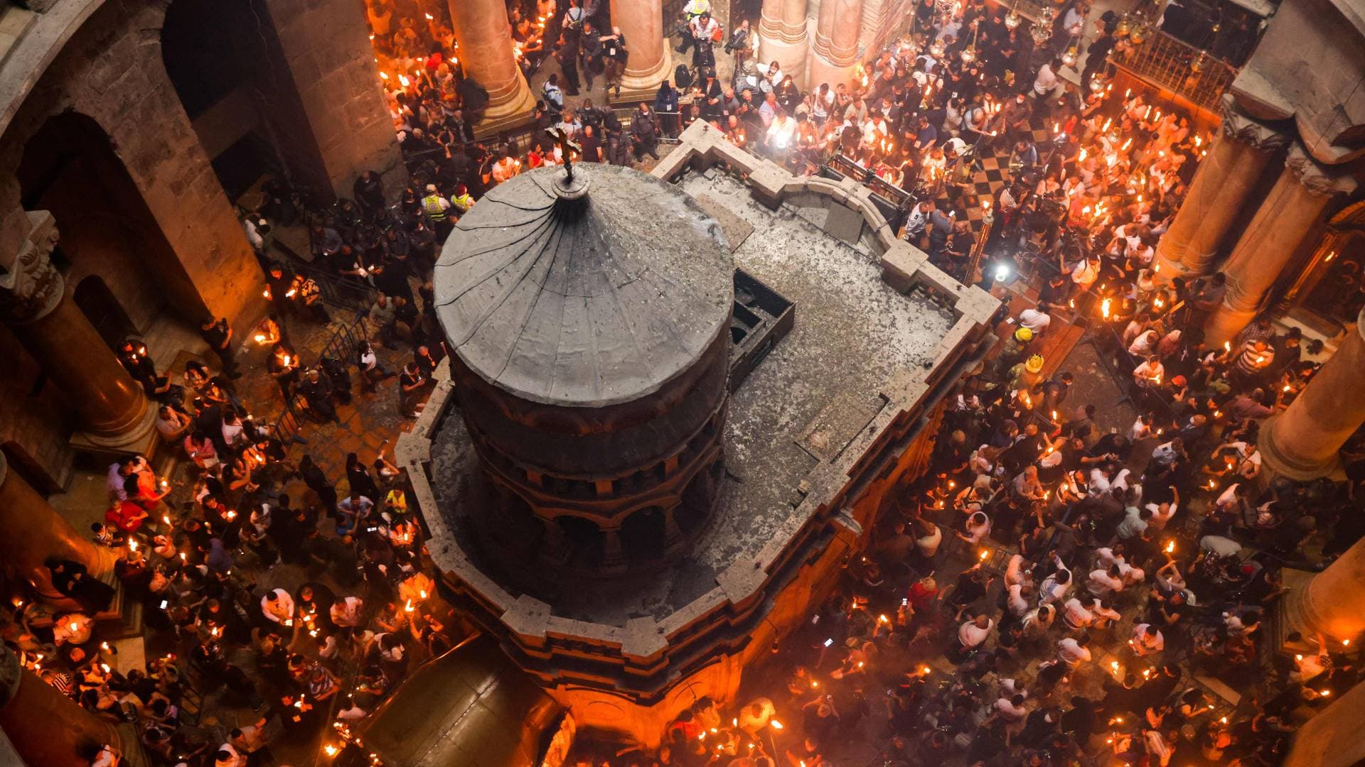 المسيحيون يحتفلون بسبت النور في كنيسة القيامة بالقدس والعالم