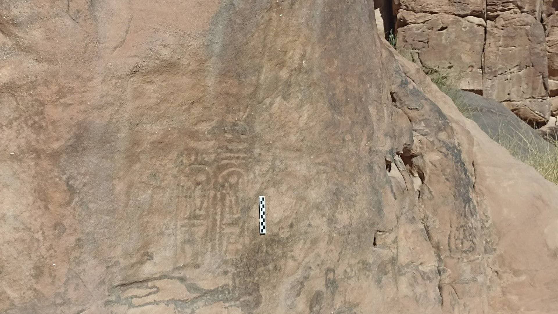 "السياحة والآثار" تعلن اكتشاف نقش فرعوني يعود لرمسيس الثالث جنوب الأردن.. فيديو