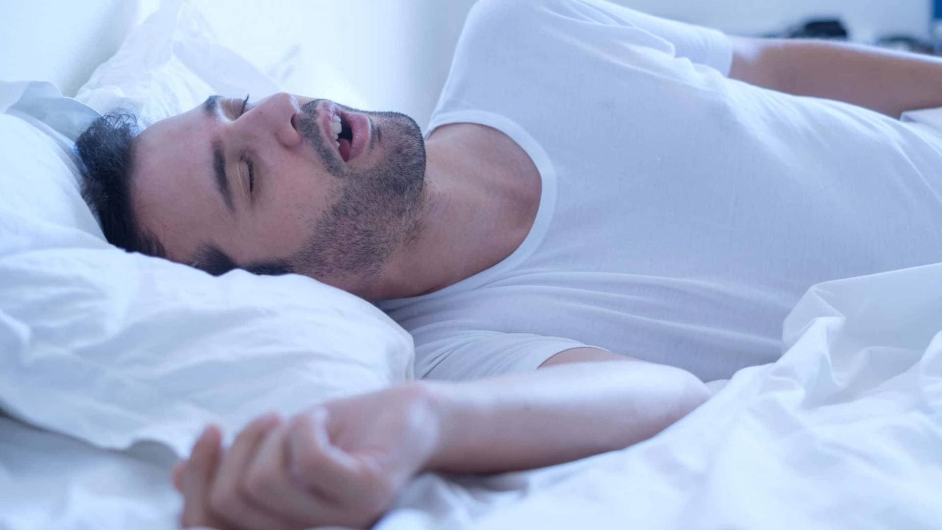 دراسة: انقطاع التنفس خلال النوم قد يسبب أضرارا دماغية مرتبطة بالذاكرة والتفكير