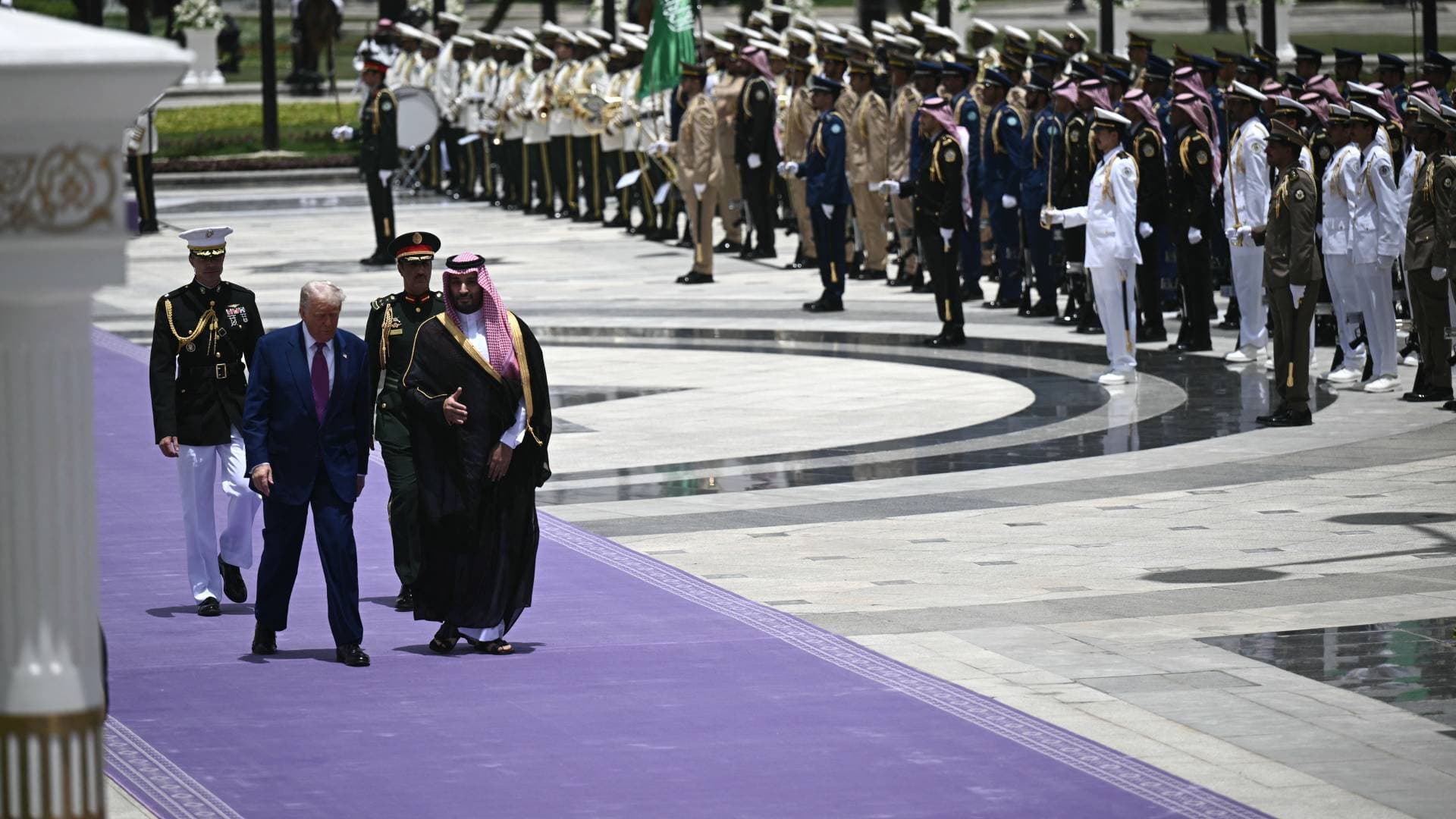 ولي العهد السعودي يستقبل الرئيس الأمريكي في قصر اليمامة بالرياض - فيديو