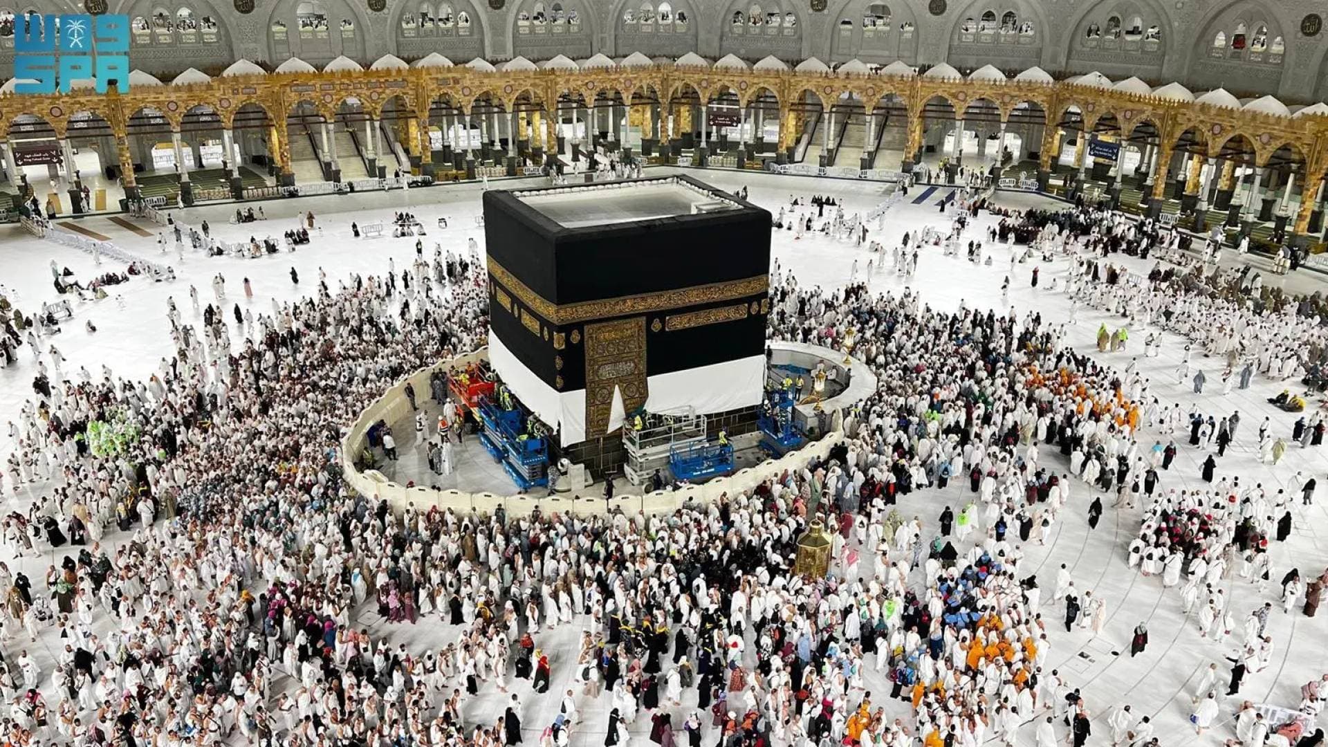 رفع كسوة الكعبة المشرفة استعدادا لموسم حج 1446هـ - صور