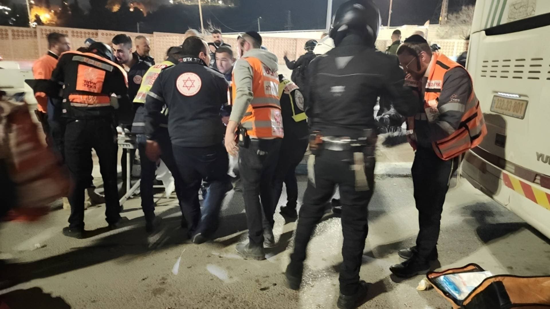 إذاعة جيش الاحتلال: إصابة عنصر أمن في عملية طعن قرب باب السلسلة بالقدس.. فيديو