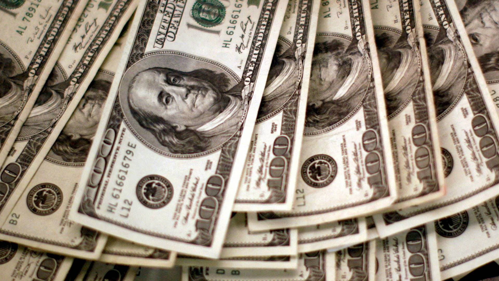 الدولار ينخفض لأدنى مستوى فى أسبوعين بعد خفض تصنيف الولايات المتحدة