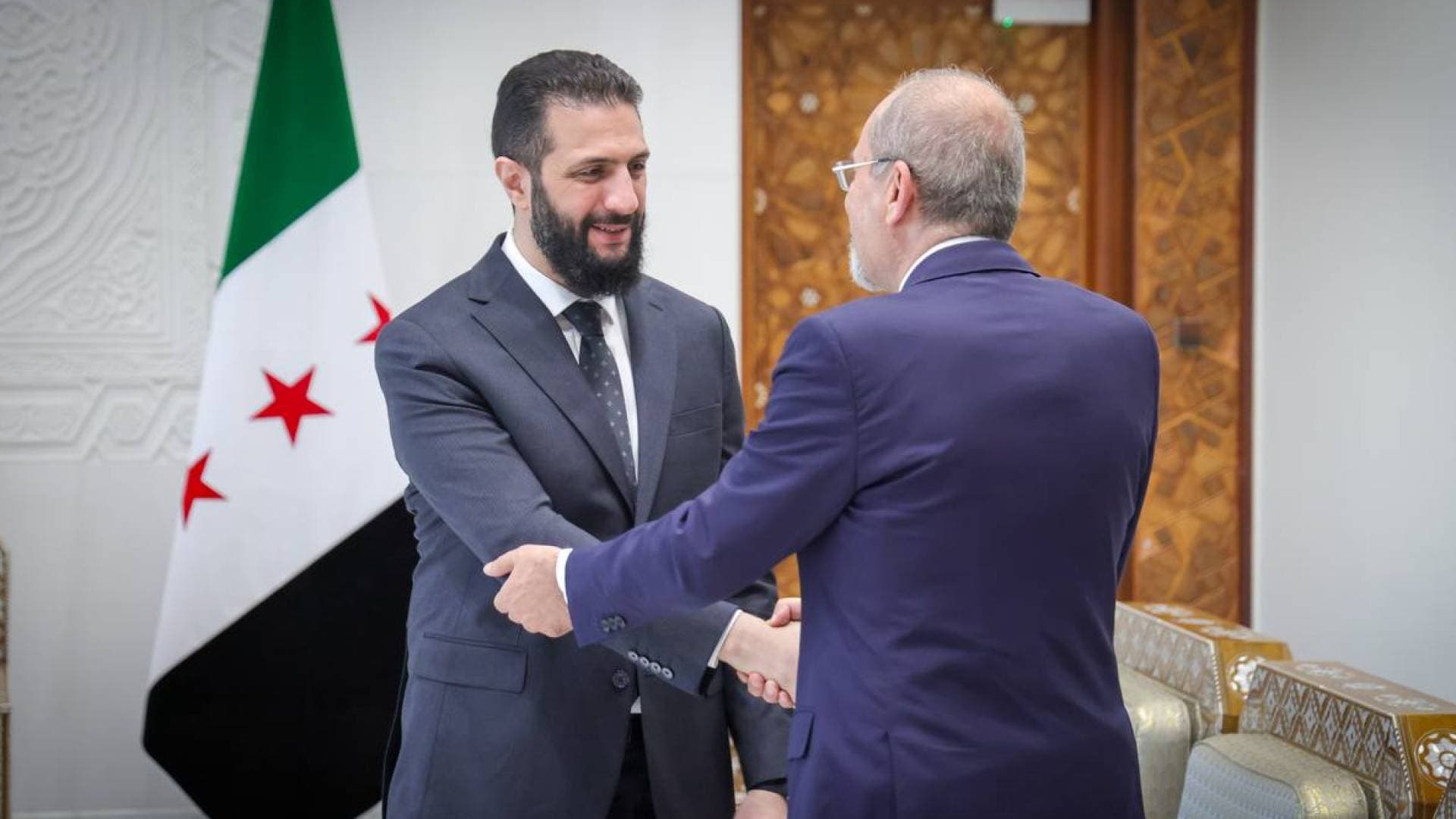 وزير الخارجية ينقل تحيات الملك إلى الرئيس السوري أحمد الشرع