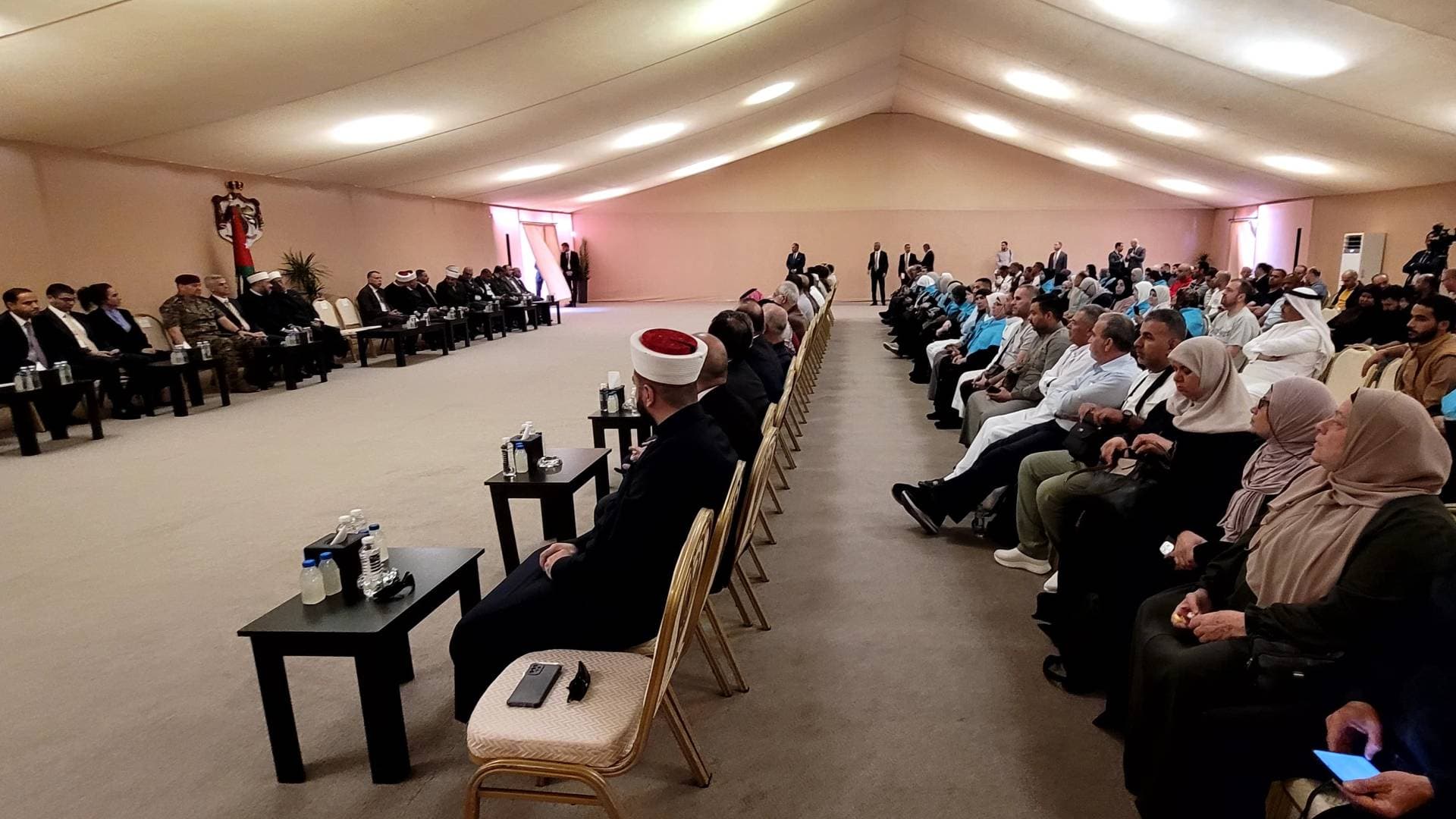 مندوبا عن جلالة الملك رئيس الديوان الملكي الهاشمي يودع بعثة حج المكرمة الملكية لأسر الشهداء والمصابين العسكريين - فيديو