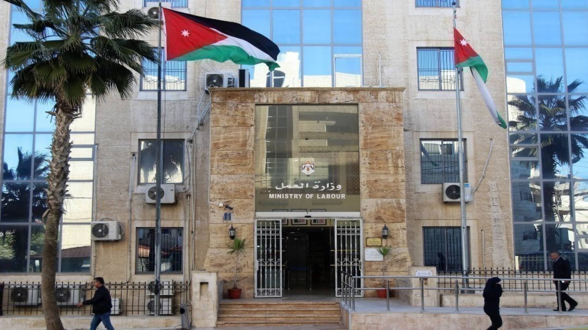 وزارة العمل: وقف باب الاستقدام لا يشمل العاملين في المنازل