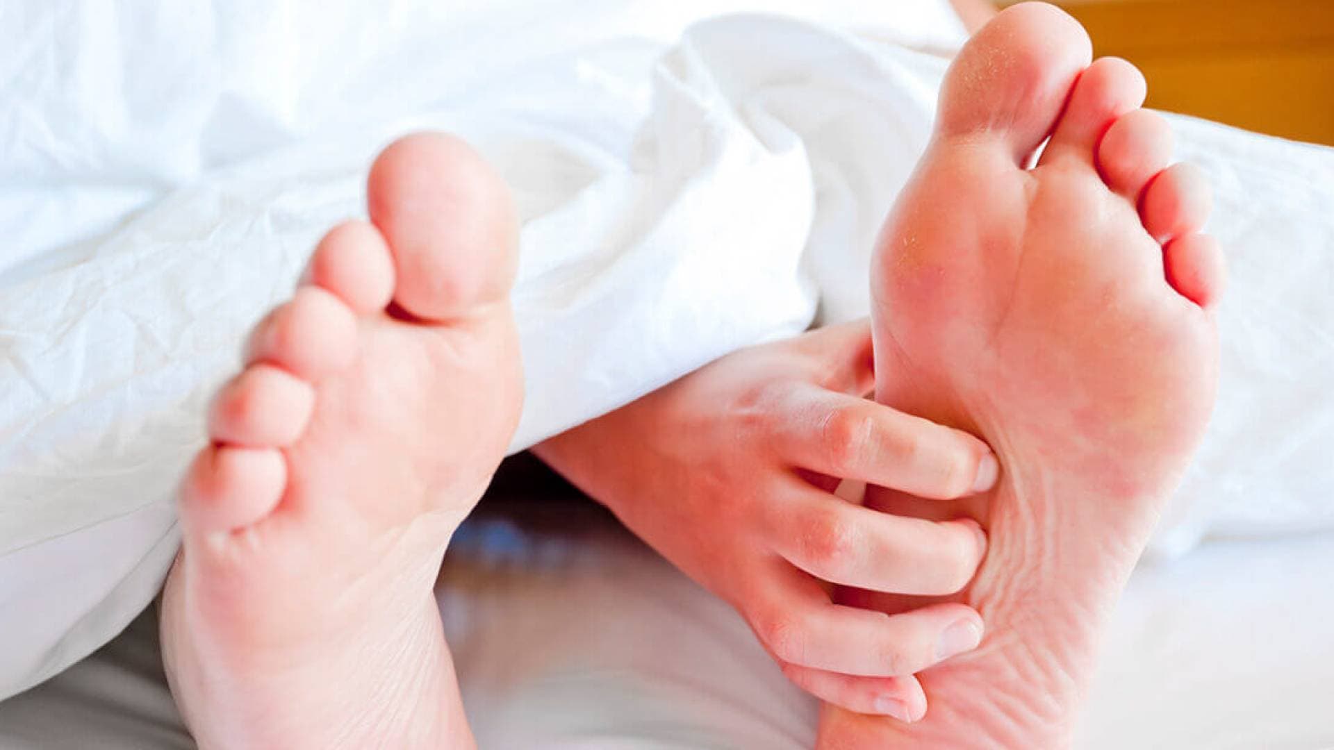 حرارة القدمين أثناء النوم.. بين إرهاق اليوم وعلامة على مشكلات صحية أعمق