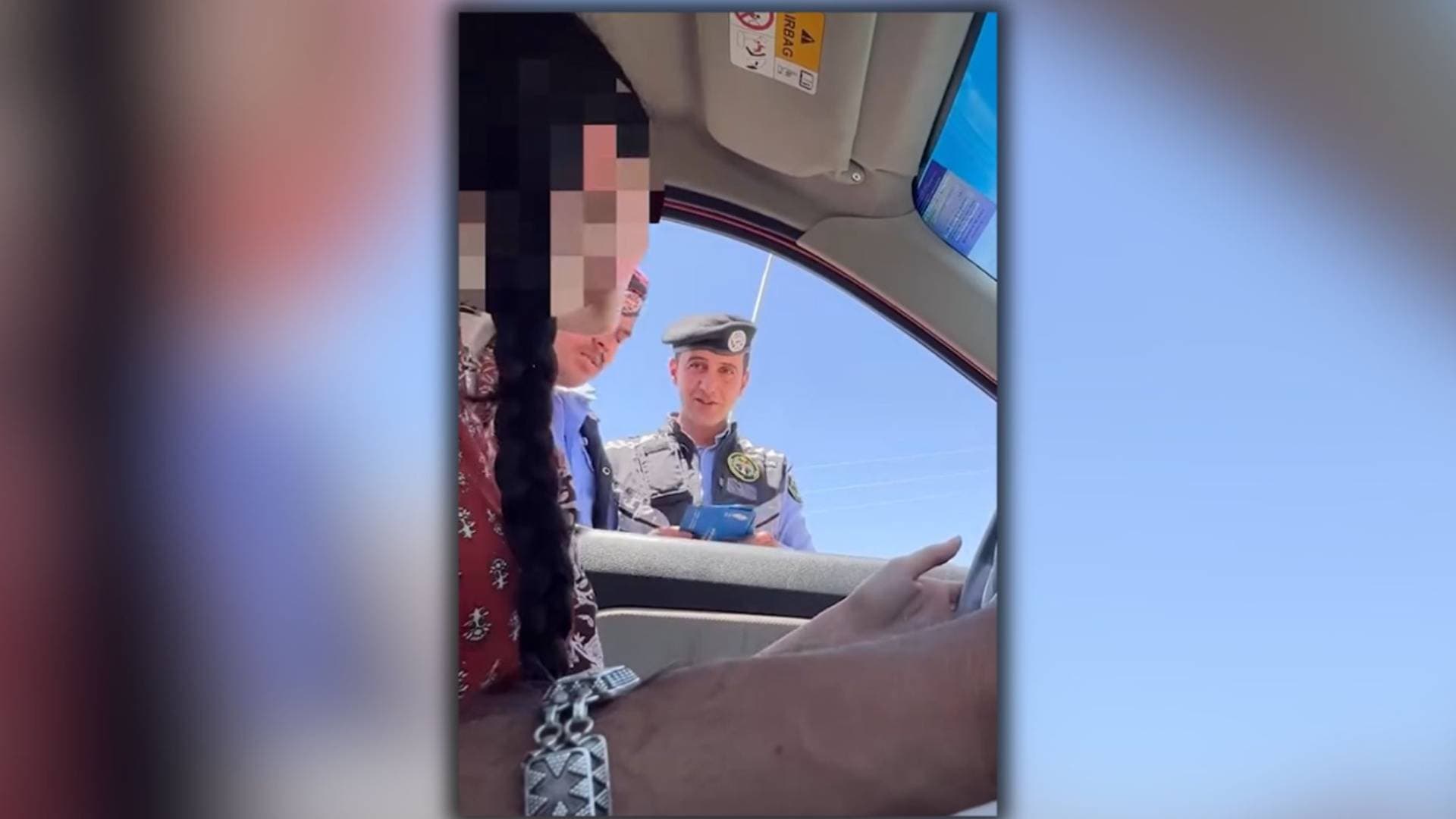 ترحاب صادق.. رواد التواصل الاجتماعي يثمنون لطف رجال الأمن العام مع سائحين.. فيديو