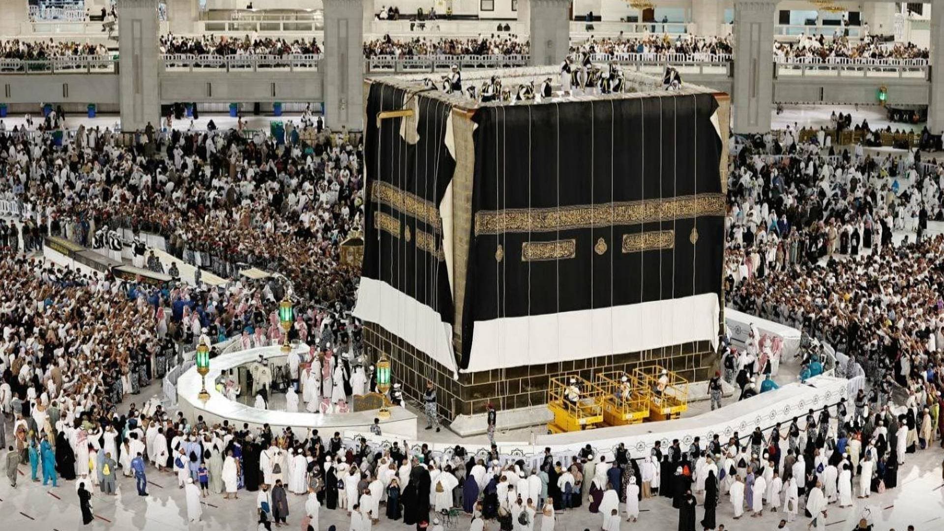 لماذا ترفع كسوة الكعبة وكم تبلغ تكلفتها؟