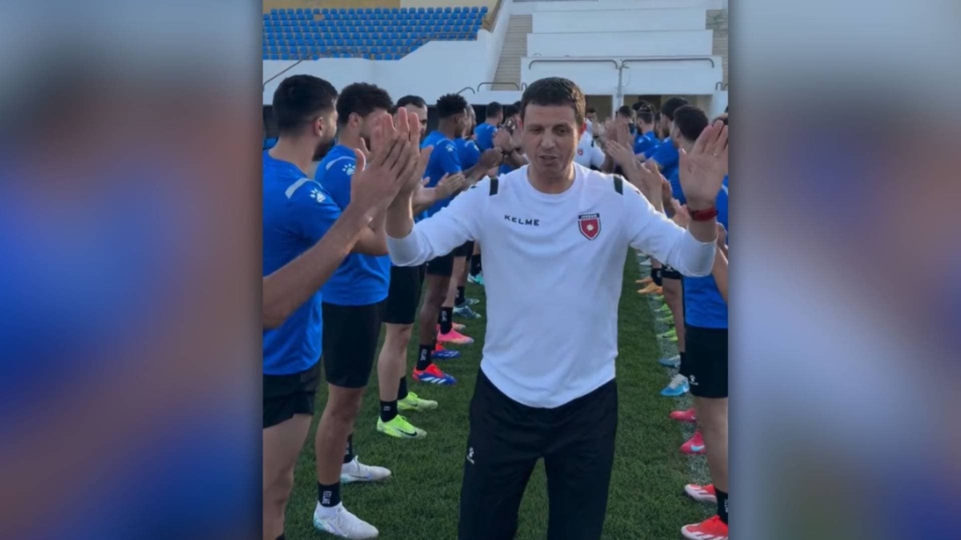 فخر واعتزاز.. لاعبو النشامى يقيمون ممرا شرفيا للجهاز الفني في عمان.. فيديو