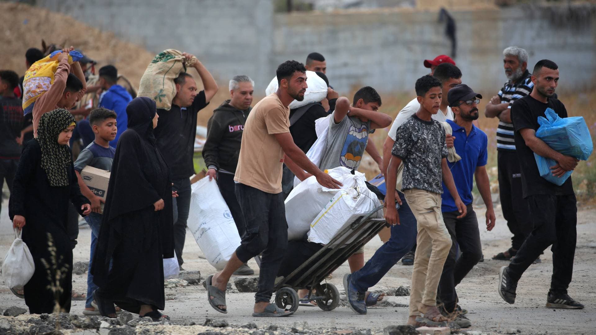 مستشفى العودة: 28 إصابة بنيران مسيرات الاحتلال قرب نقطة توزيع مساعدات وسط غزة