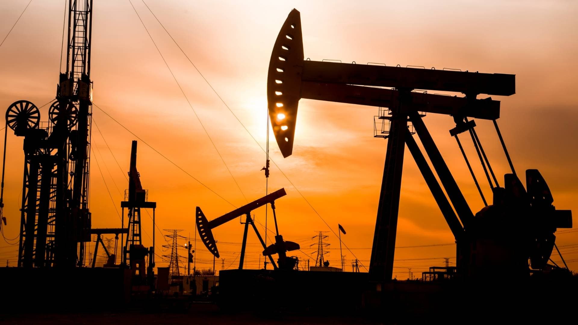 أسعار النفط تقفز بعد تهديدات إيرانية وتحركات أمريكية