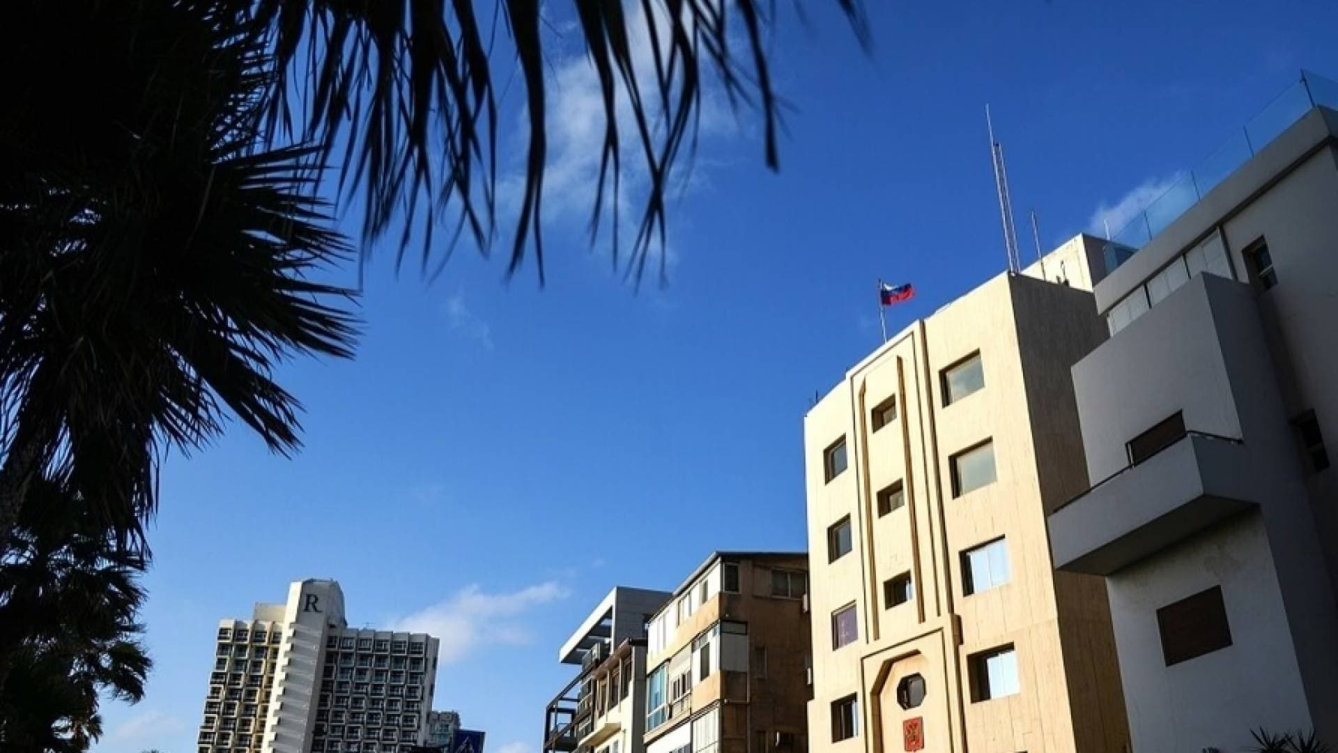 السفارة الروسية لدى الاحتلال توصي رعاياها بالمغادرة بسبب تصاعد المخاطر الأمنية