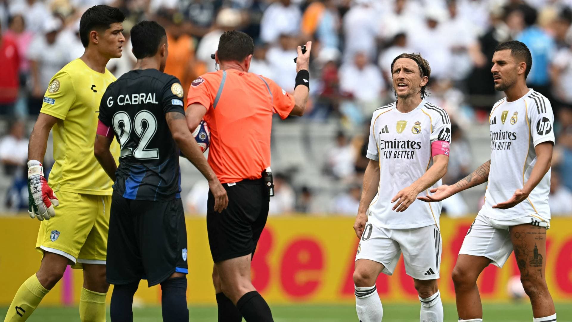 مودريتش إلى ميلان.. ودور جديد ينتظره في قلب خط الوسط