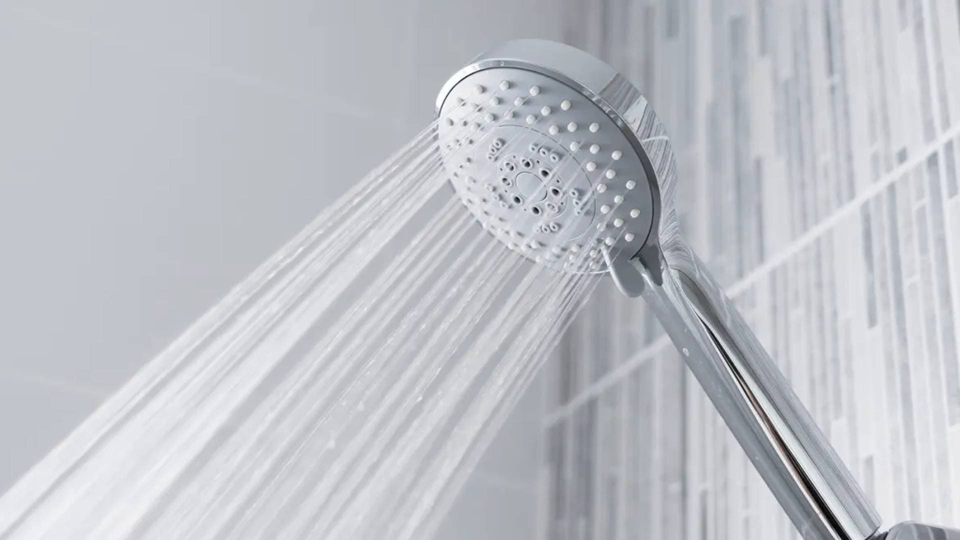 خبراء يحذرون من الاستحمام بماء شديد البرودة أثناء الطقس الحار