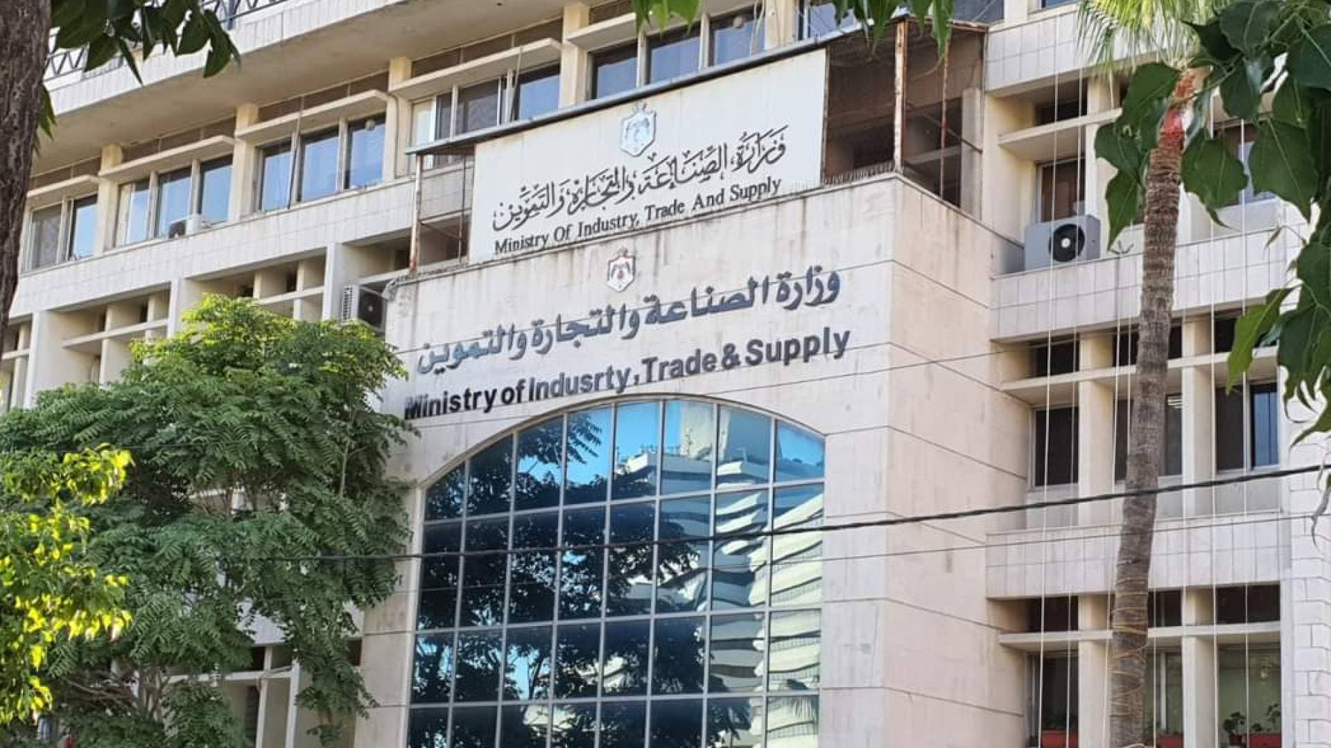 الصناعة والتجارة تطرح عطاءين لشراء 240 ألف طن من القمح والشعير
