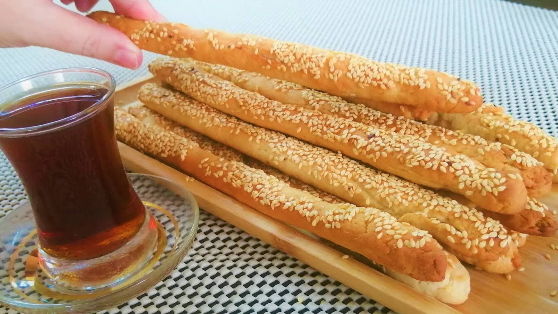غمس البسكويت في الشاي.. متعة صغيرة بثمن صحي كبير