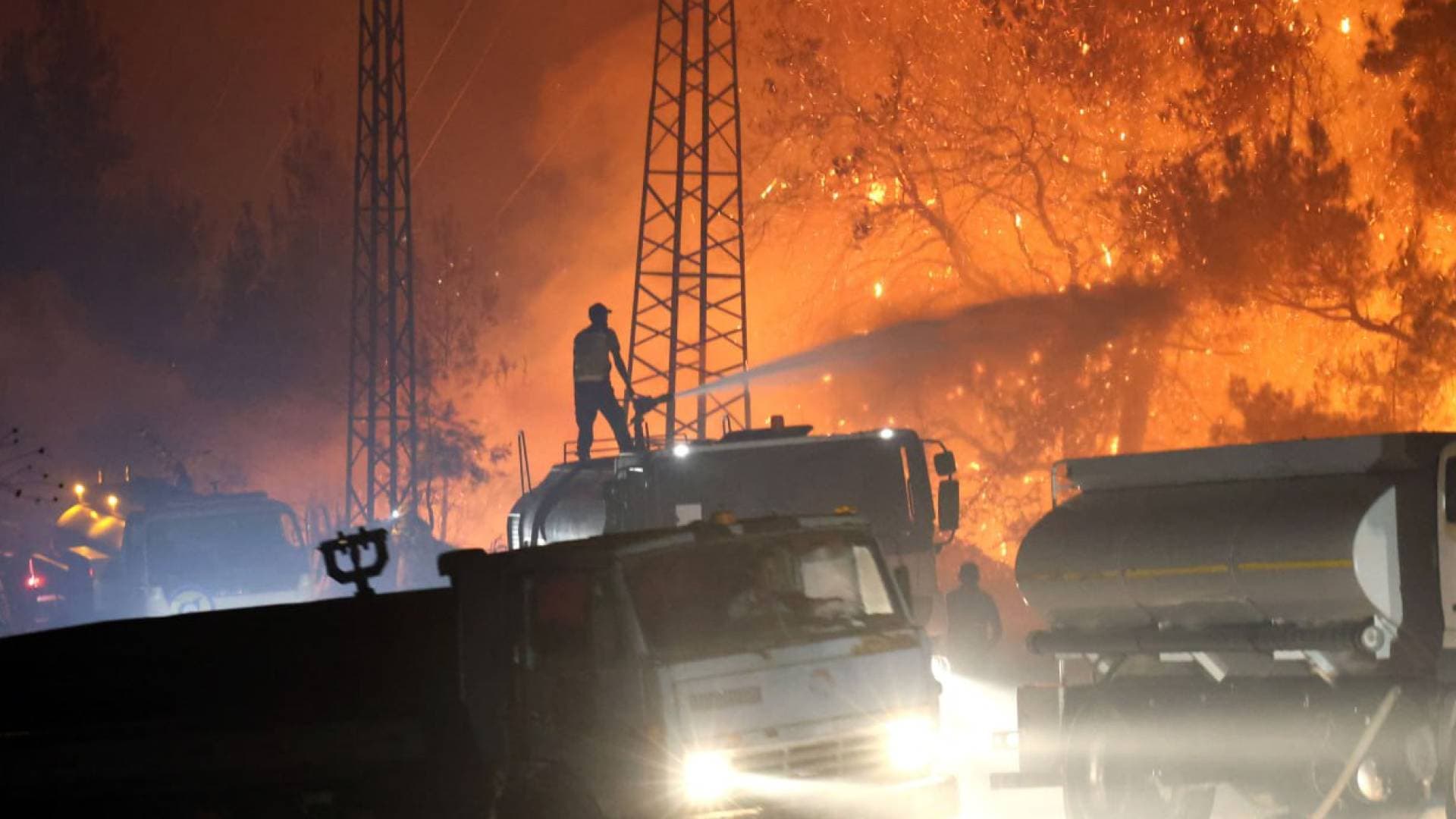 سانا: رجال الإطفاء يكافحون النيران رغم الظلام لإنقاذ الغابات والقرى في اللاذقية