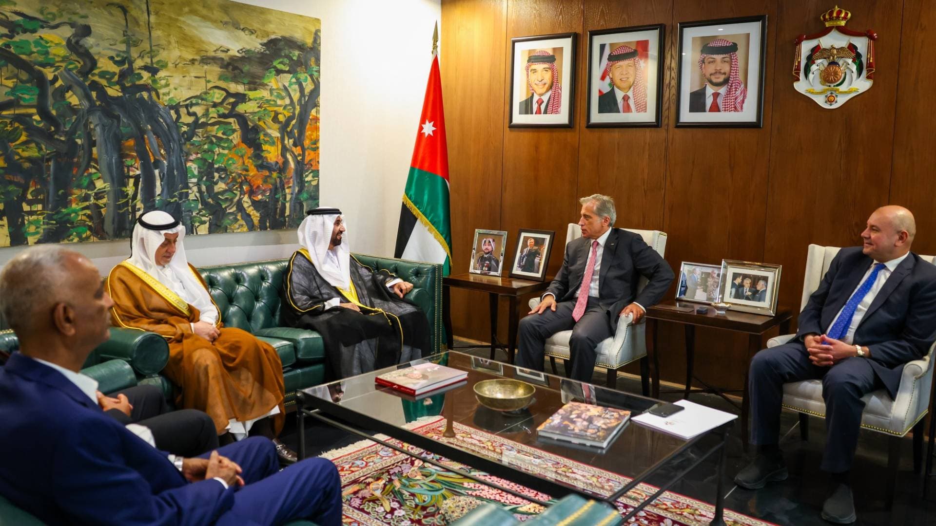 رئيس الوزراء يؤكد لرئيس البرلمان العربي ضرورة تثبيت الفلسطينيين على أرضهم