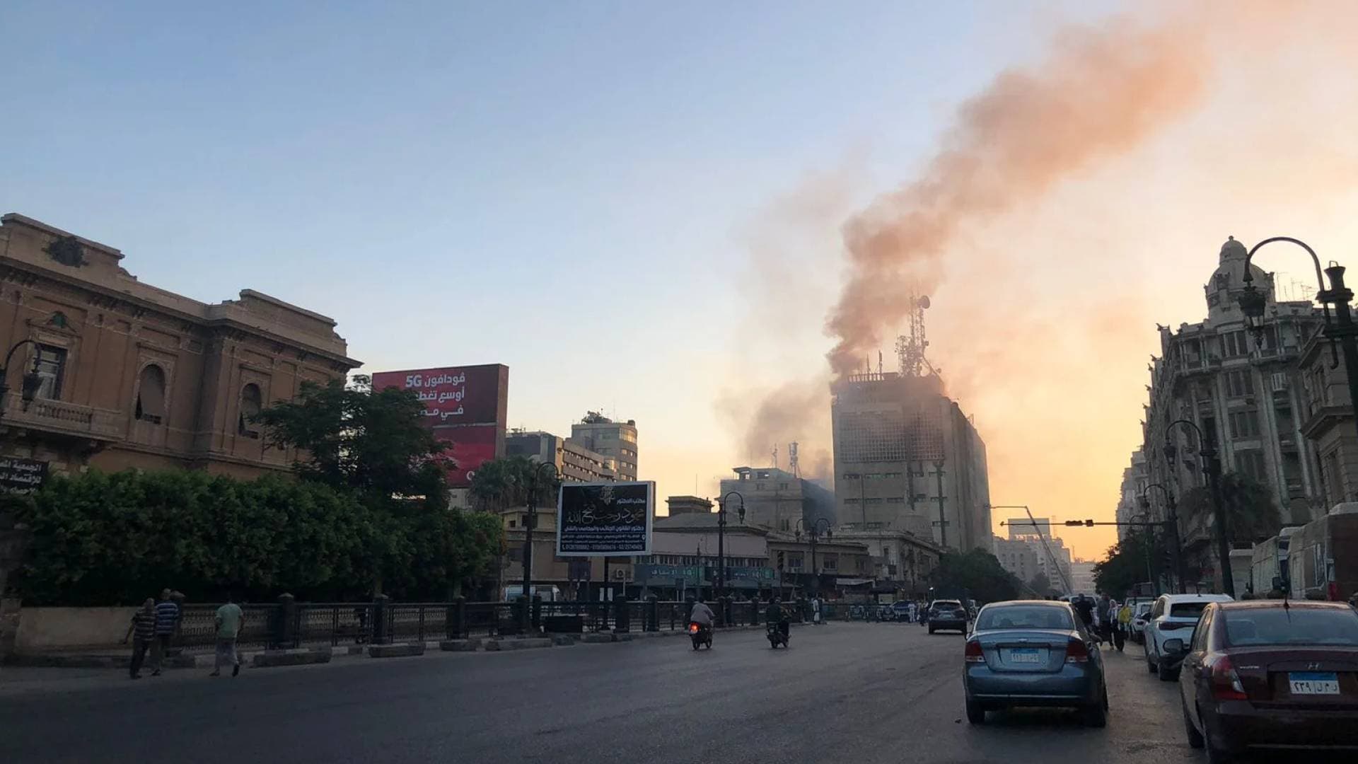 4 وفيات وتعطل واسع في خدمات الاتصالات نتيجة حريق سنترال رمسيس في القاهرة