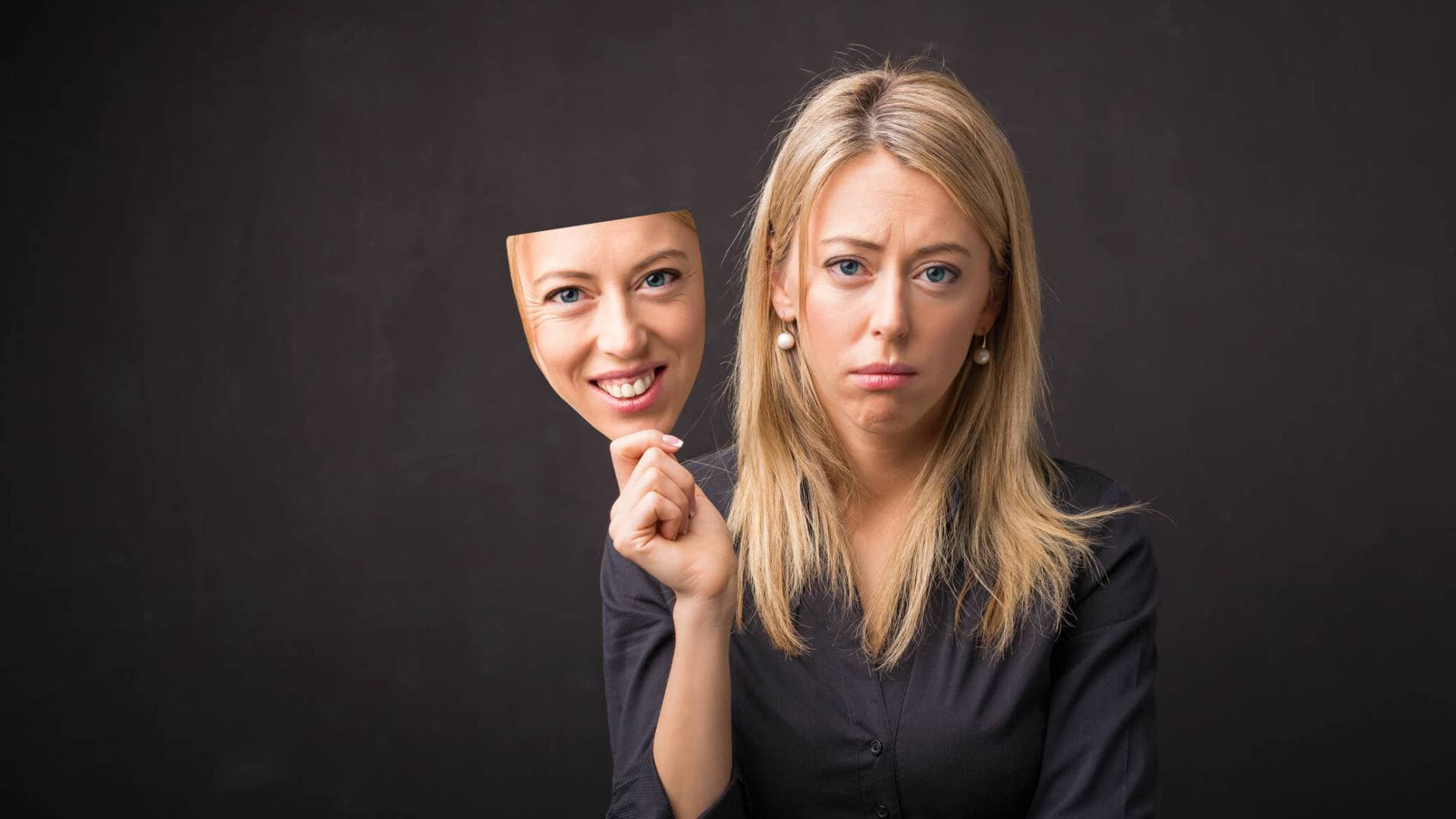 ابتسم.. لكن احذر، فالابتسامة قد تخفي خلفها اكتئابا صامتا!!