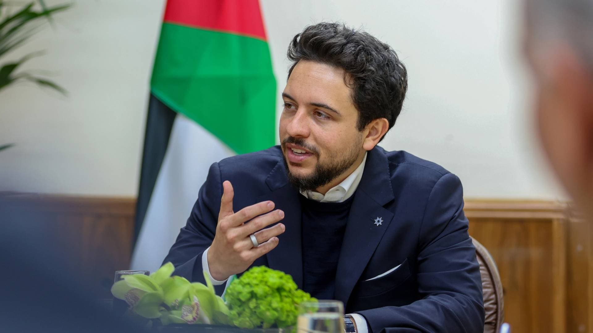 ولي العهد ينشر صورة لاحد مرتبات الدفاع المدني المشاركين بإخماد الحرائق في سوريا برفقة مراسل "رؤيا".. فيديو