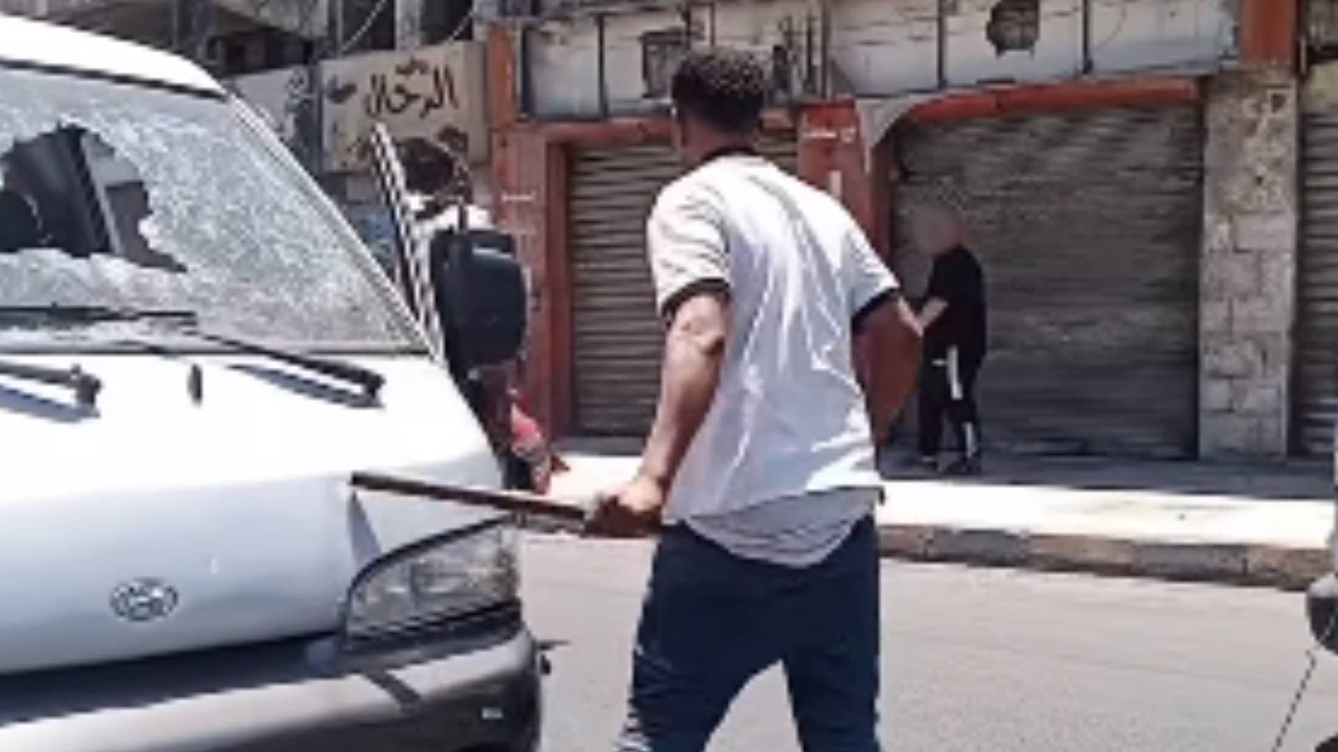 الأمن العام: نحقق في فيديو ظهر خلاله شخص يتسبب بأضرار لمركبة "باص" في صويلح